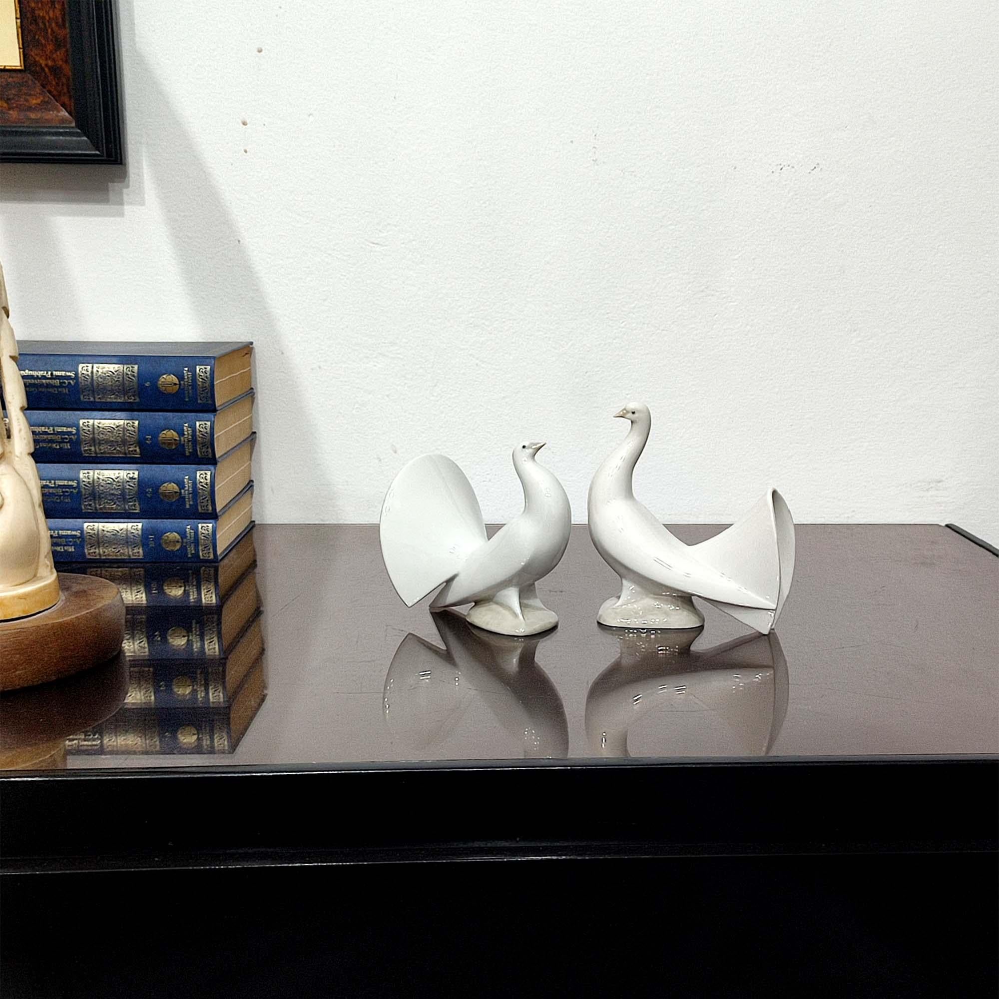 Gorgeous pair of porcelain doves in love, perfect present for Valentine's Day.
Delicately shaped, Art Deco clean lines, in perfect condition.
 