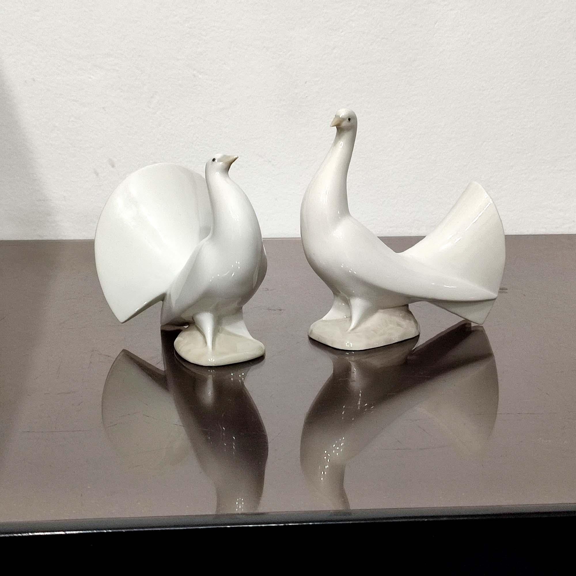 Art Deco Beautiful Pair of Porcelain Doves by Nao Lladro Spain, 1970s