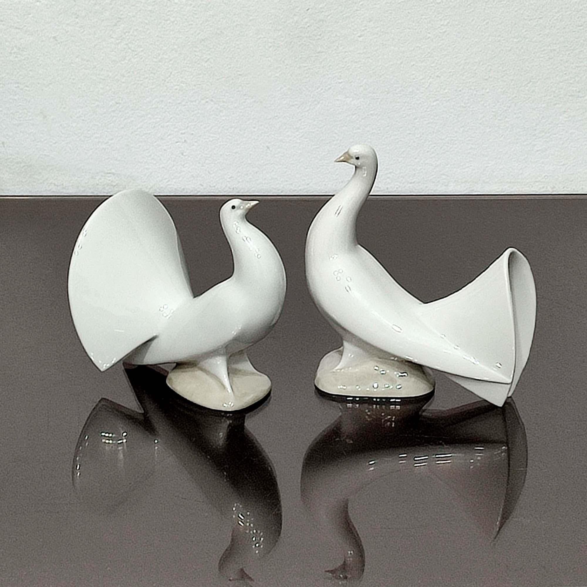 Spanish Beautiful Pair of Porcelain Doves by Nao Lladro Spain, 1970s