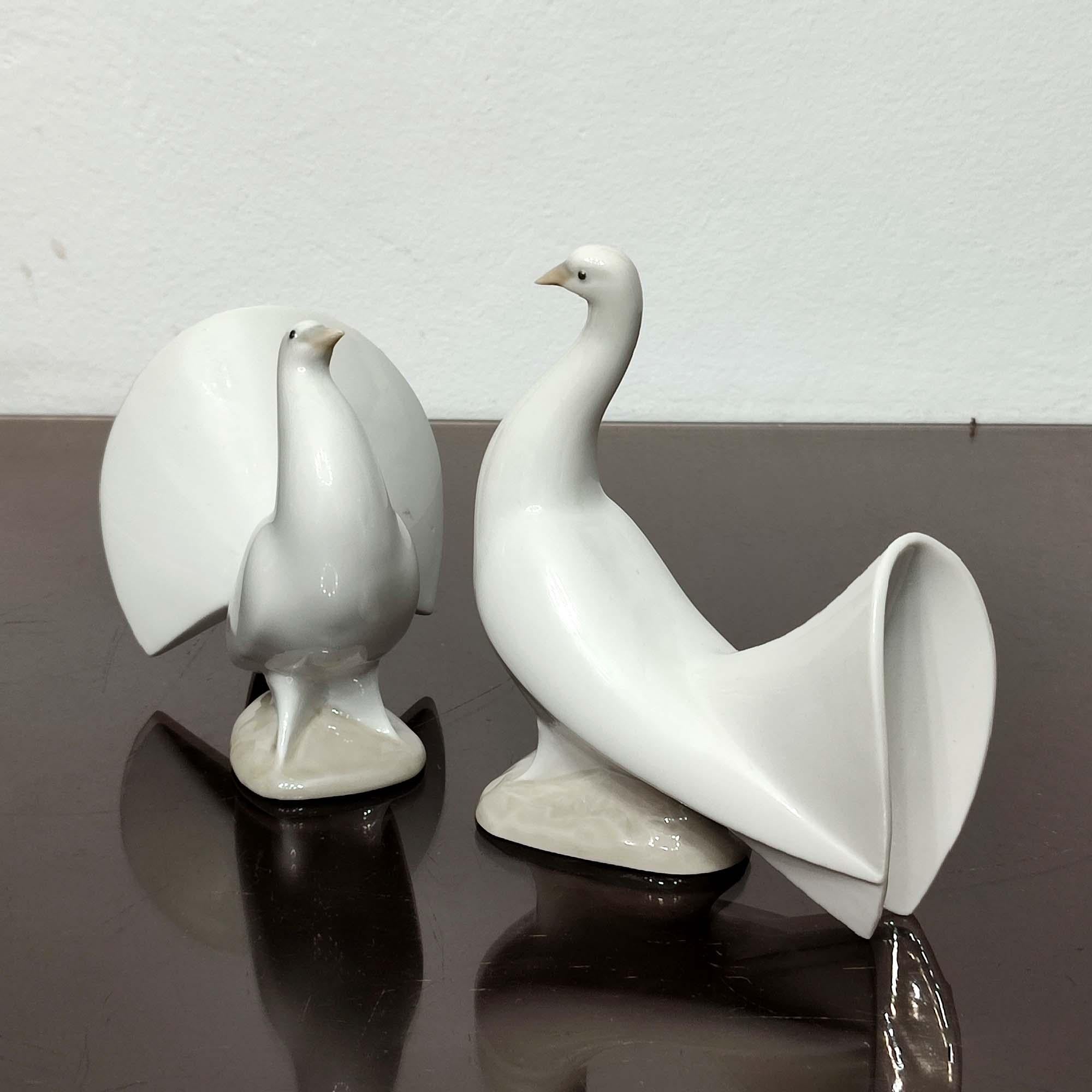 Glazed Beautiful Pair of Porcelain Doves by Nao Lladro Spain, 1970s