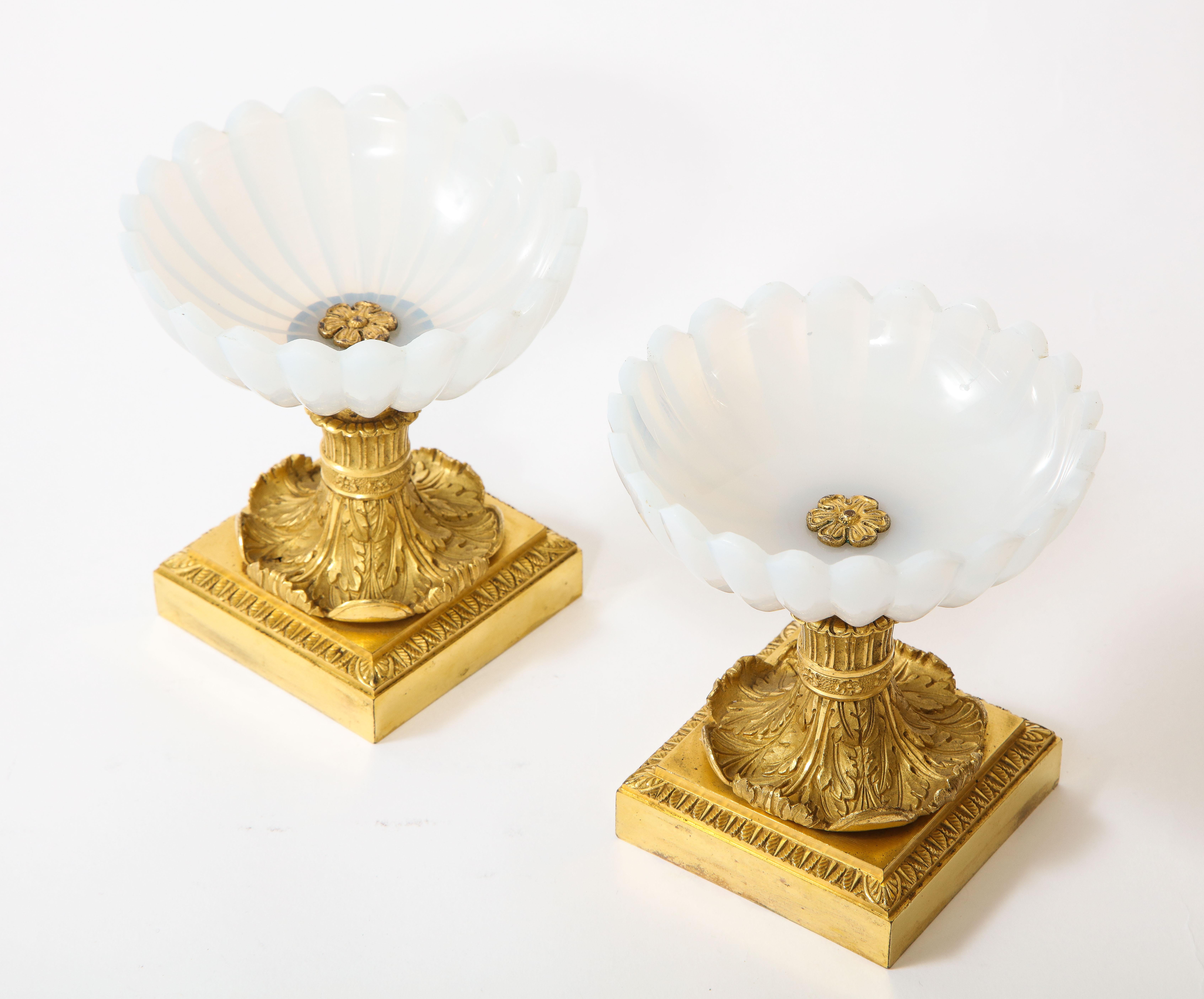 Schönes Paar russischer Tazza-Mittelstücke aus kaiserlichem Glas und Goldbronze (Mittleres 19. Jahrhundert) im Angebot