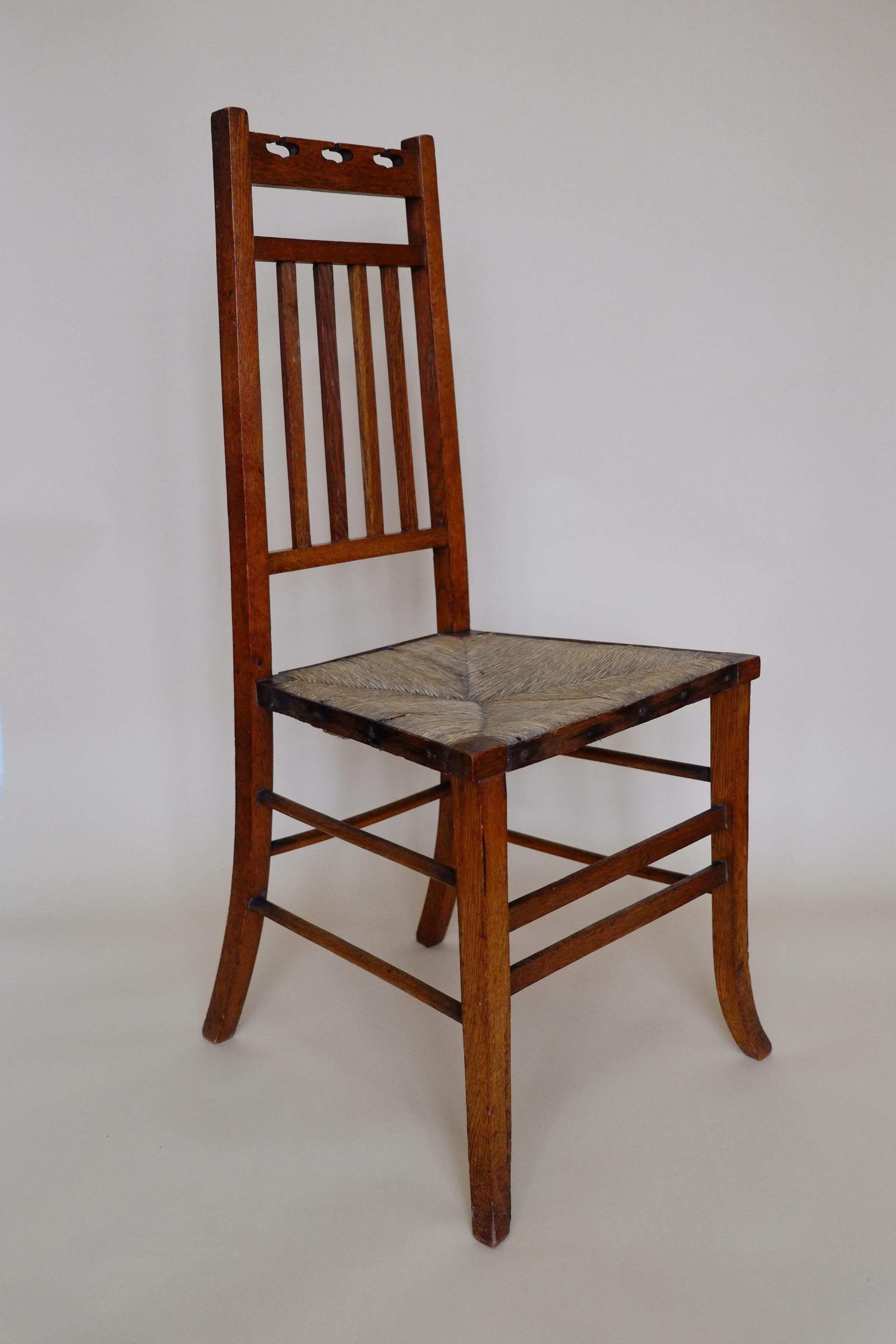 Magnifique paire de chaises de chambre à coucher écossaises Arts & Crafts en chêne par E A Taylor en vente 2