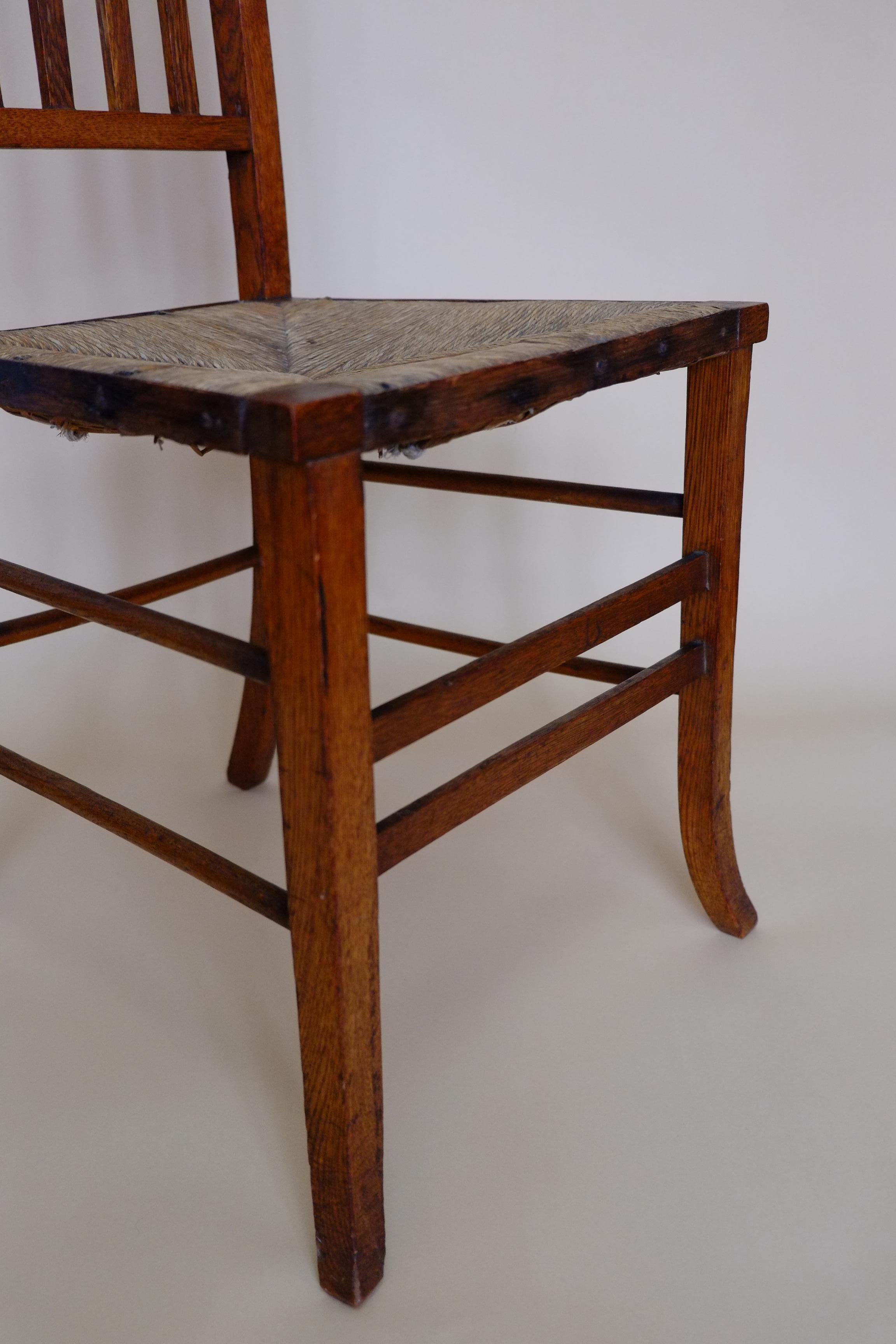 Magnifique paire de chaises de chambre à coucher écossaises Arts & Crafts en chêne par E A Taylor en vente 3