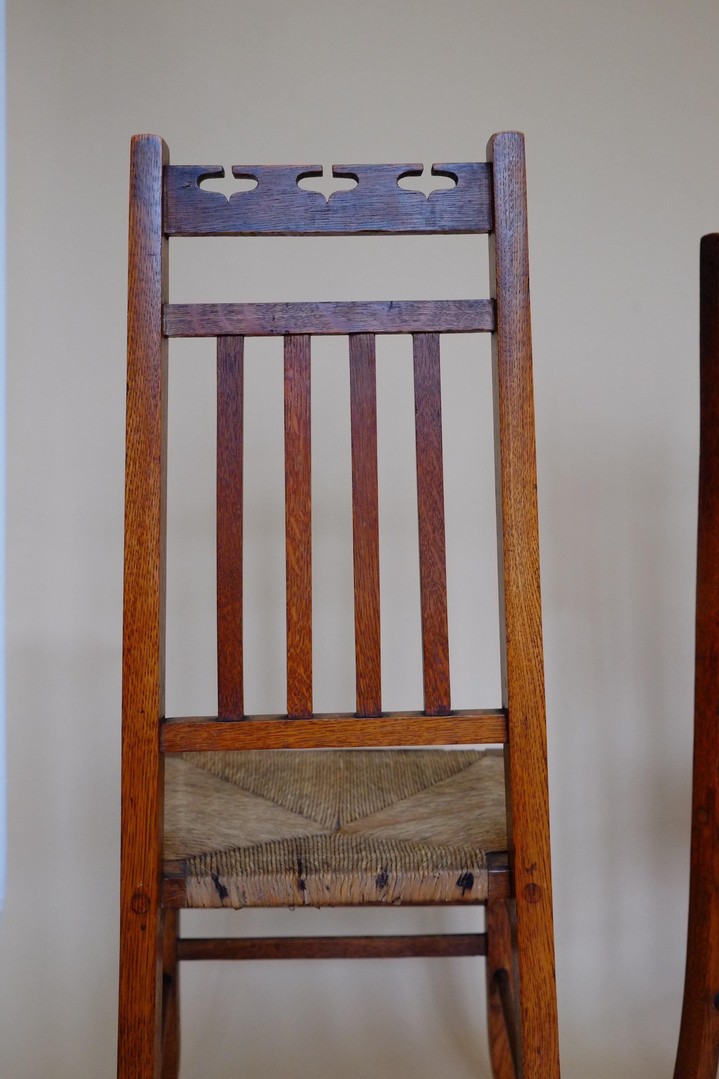 Magnifique paire de chaises de chambre à coucher écossaises Arts & Crafts en chêne par E A Taylor en vente 4