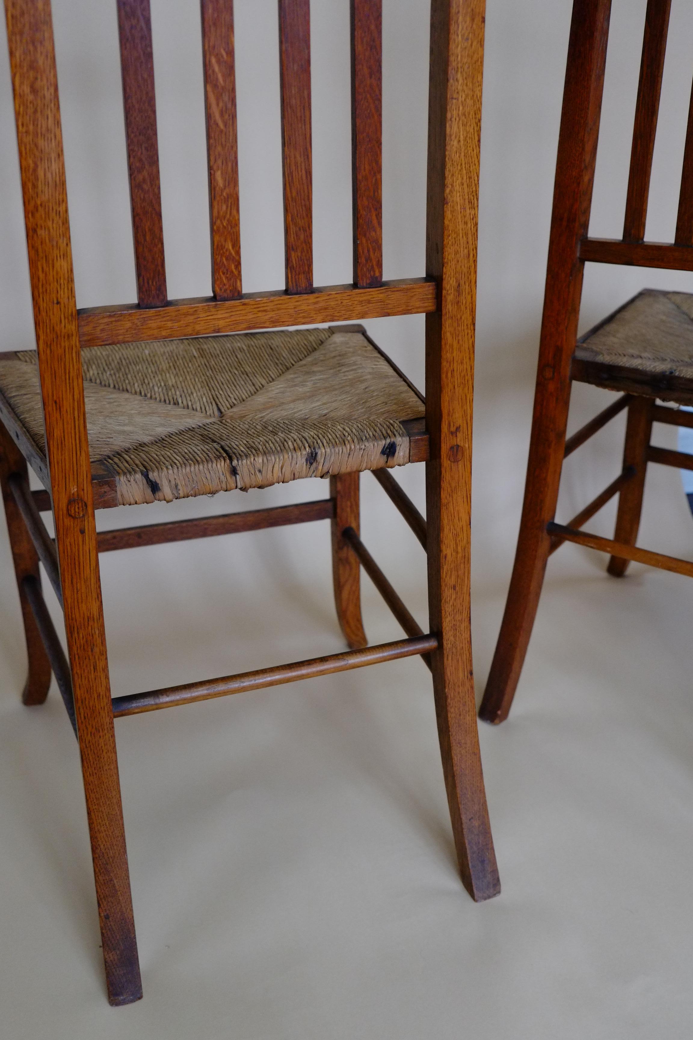 Magnifique paire de chaises de chambre à coucher écossaises Arts & Crafts en chêne par E A Taylor en vente 5