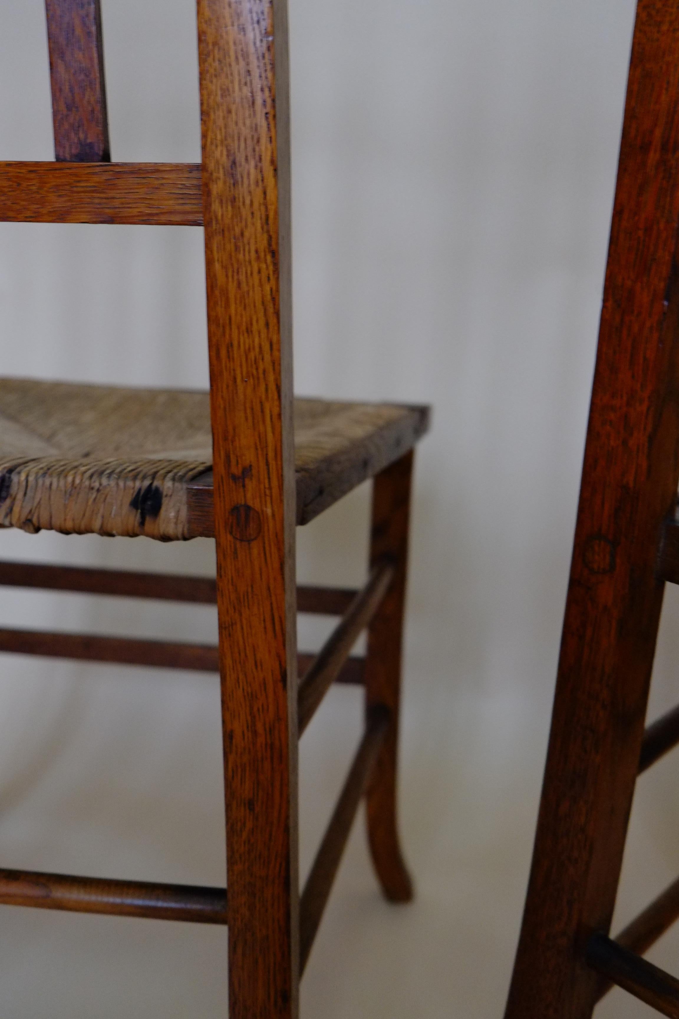 Magnifique paire de chaises de chambre à coucher écossaises Arts & Crafts en chêne par E A Taylor en vente 6