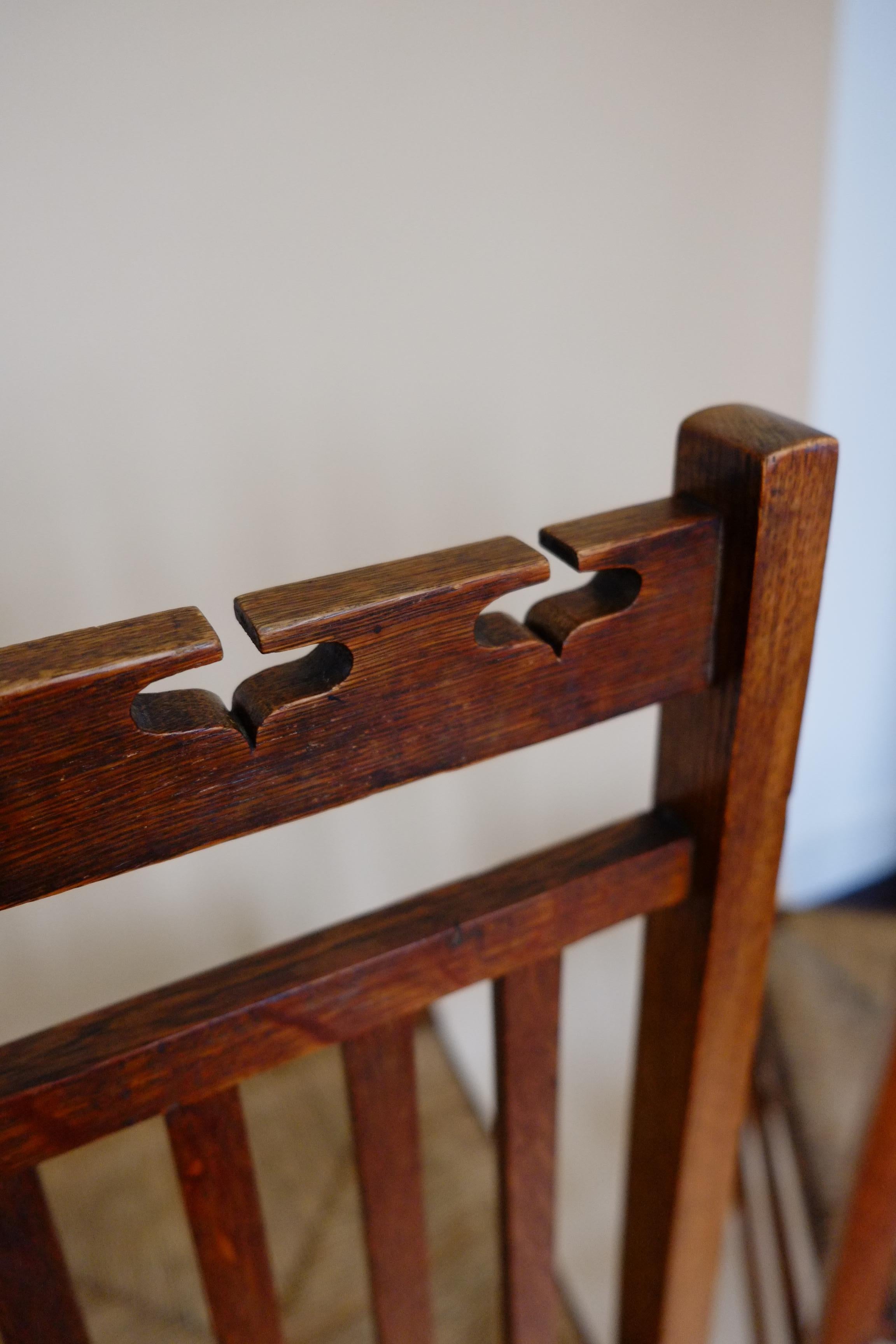 Magnifique paire de chaises de chambre à coucher écossaises Arts & Crafts en chêne par E A Taylor en vente 7