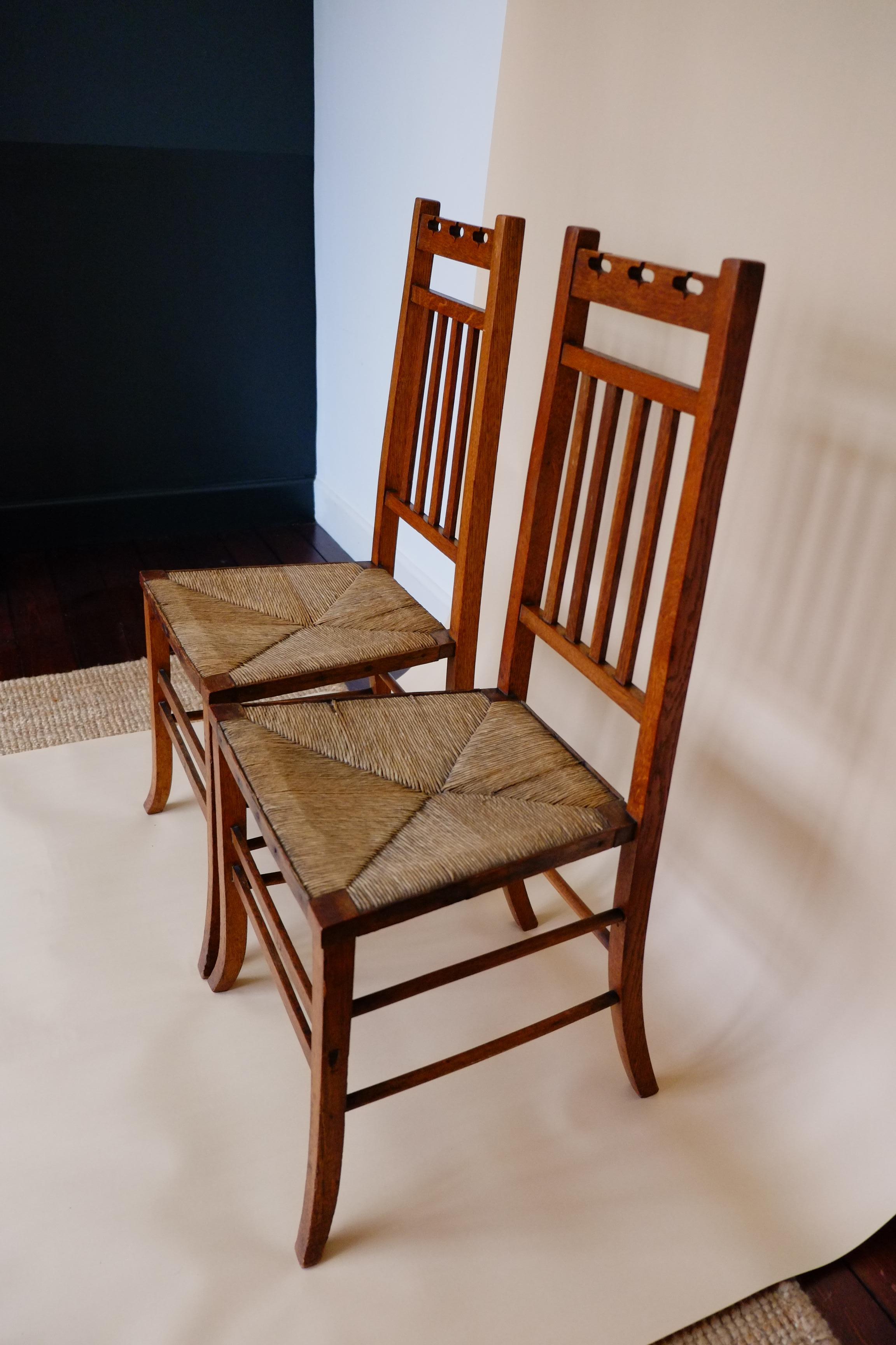 Schönes Paar schottischer Arts & Craft Eiche Schlafzimmer Beistellstühle von E.A. Taylor (Handgewebt) im Angebot