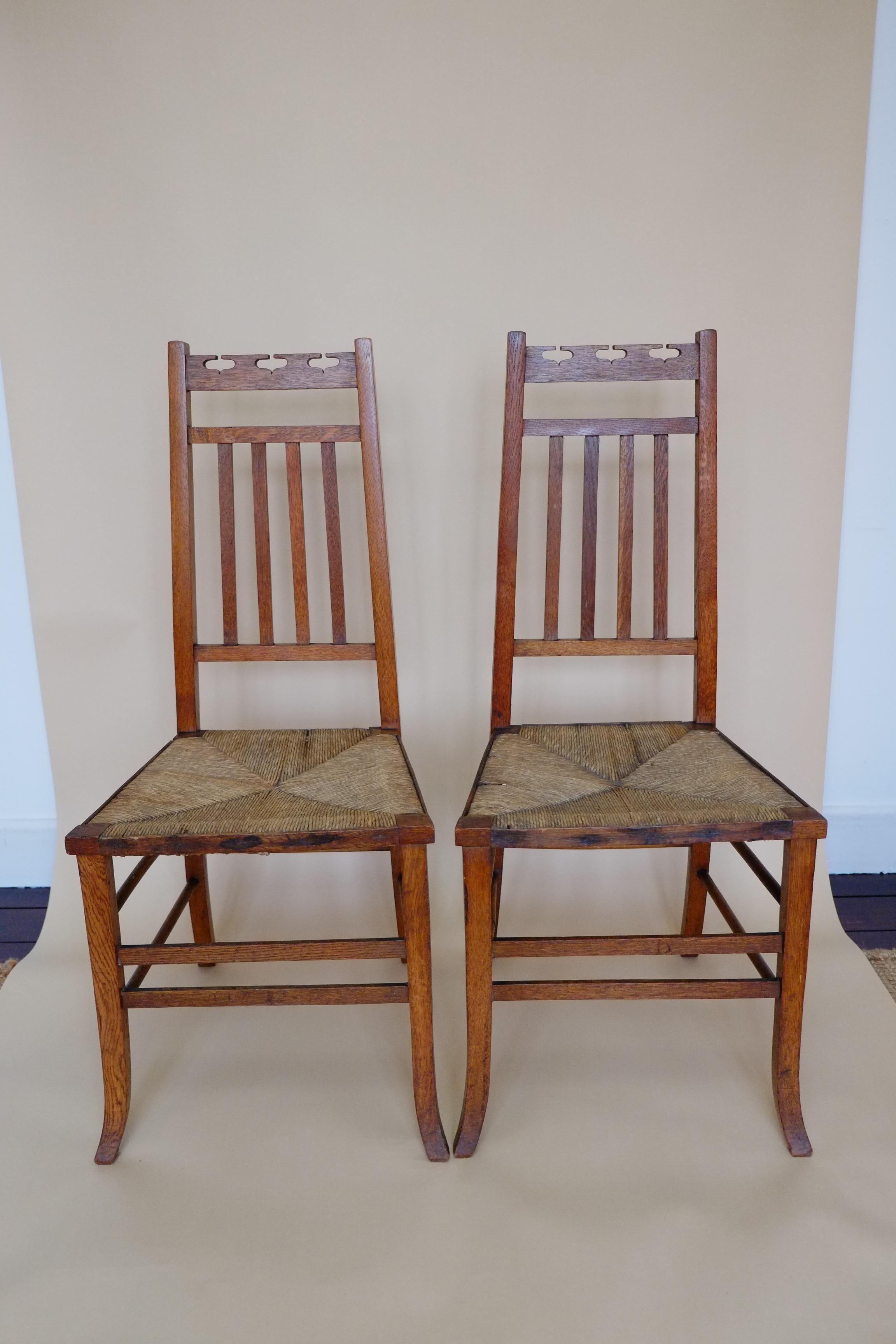 Schönes Paar schottischer Arts & Craft Eiche Schlafzimmer Beistellstühle von E.A. Taylor (Eichenholz) im Angebot
