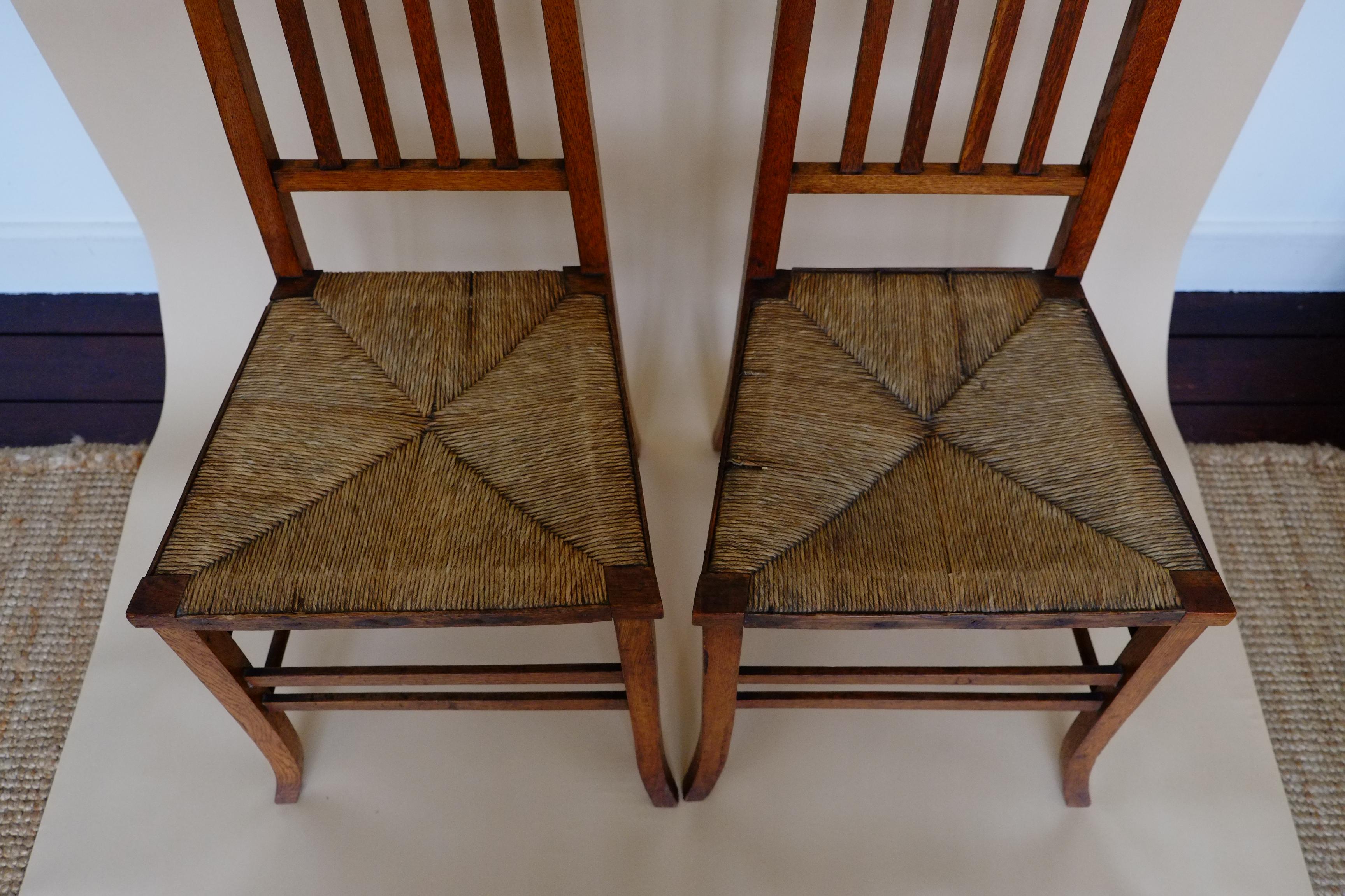 Magnifique paire de chaises de chambre à coucher écossaises Arts & Crafts en chêne par E A Taylor en vente 1