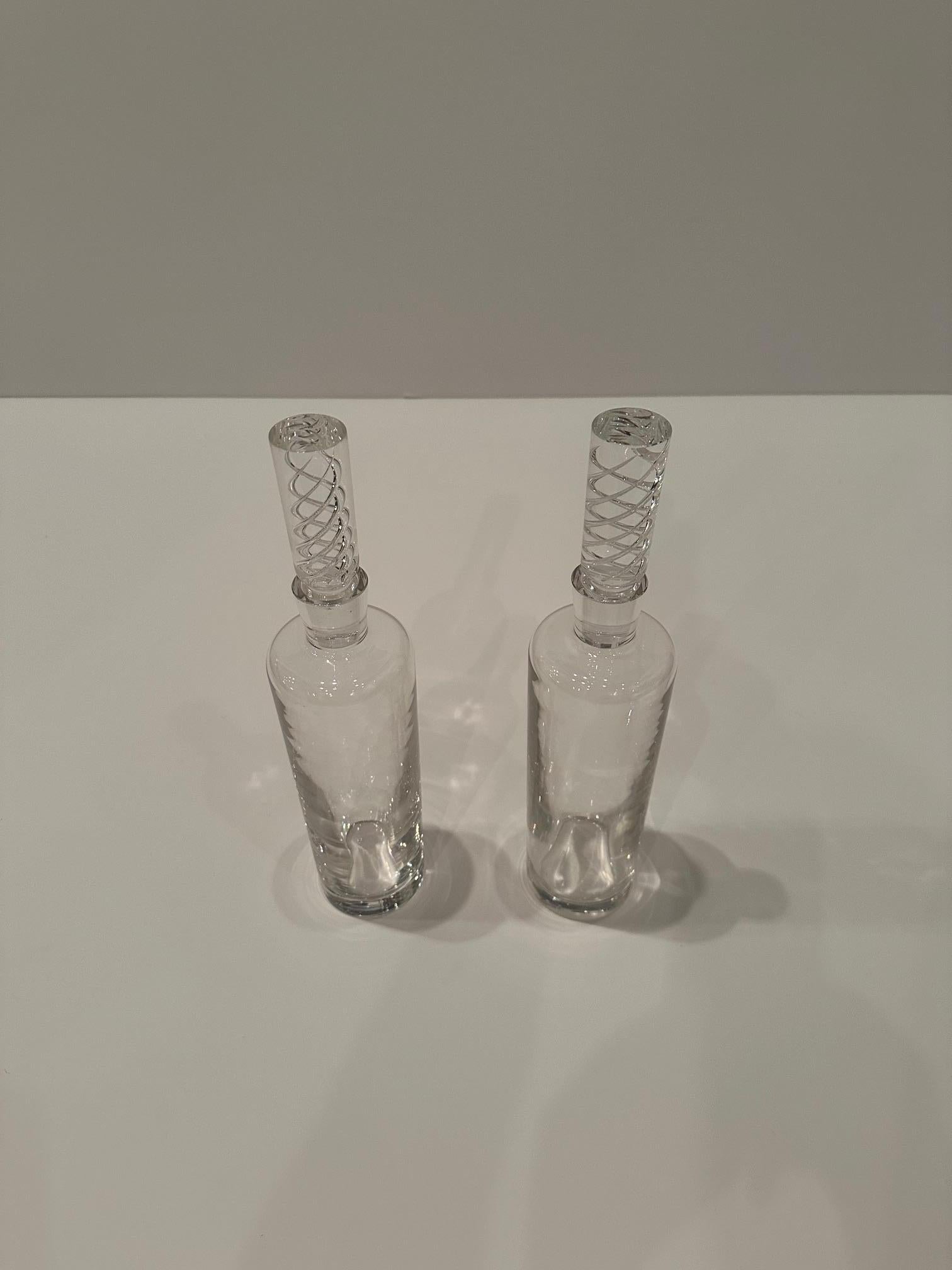 Magnifique paire de carafes en cristal Steuben avec bouchons Bon état - En vente à Hopewell, NJ