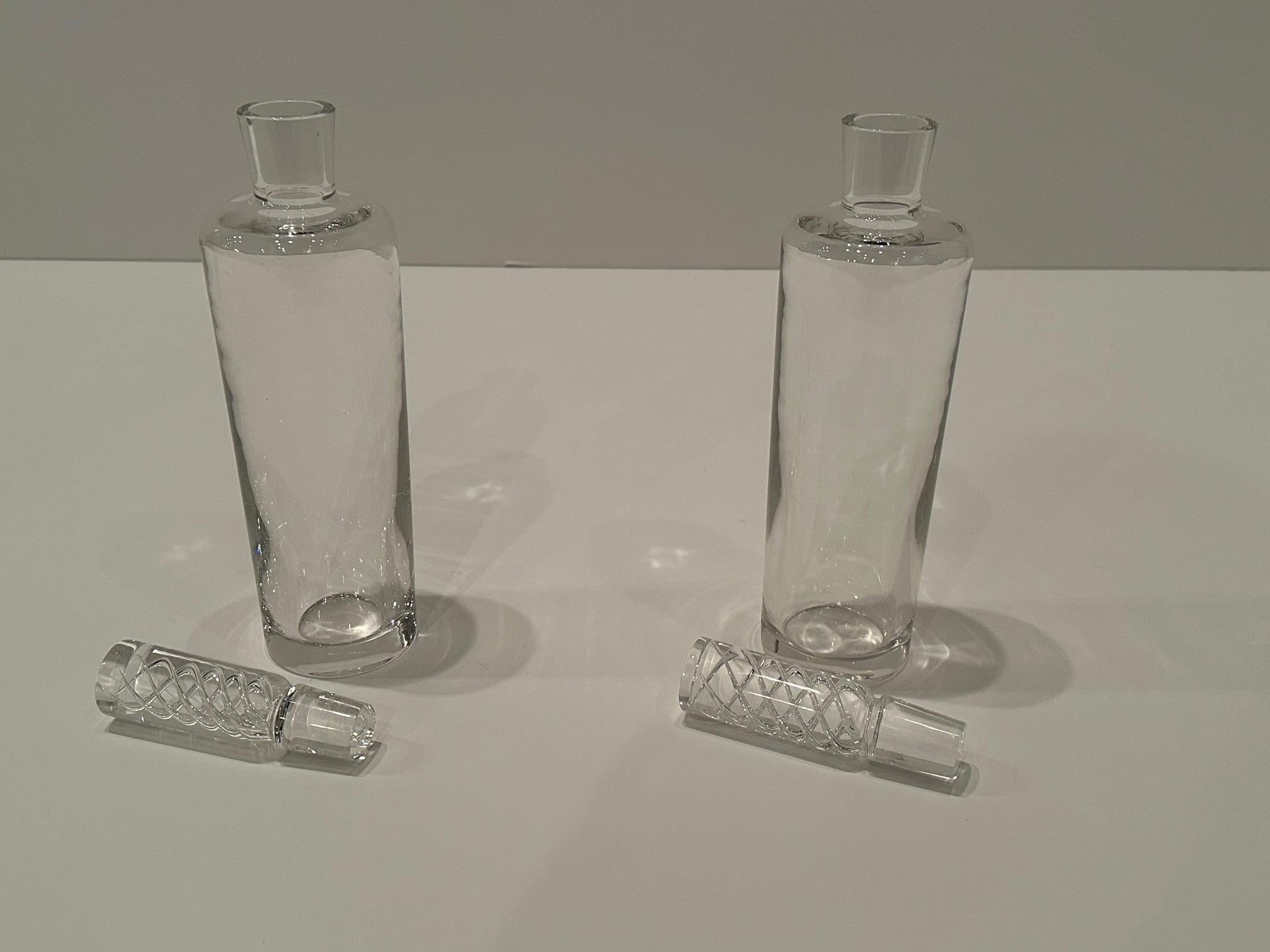 Milieu du XXe siècle Magnifique paire de carafes en cristal Steuben avec bouchons en vente