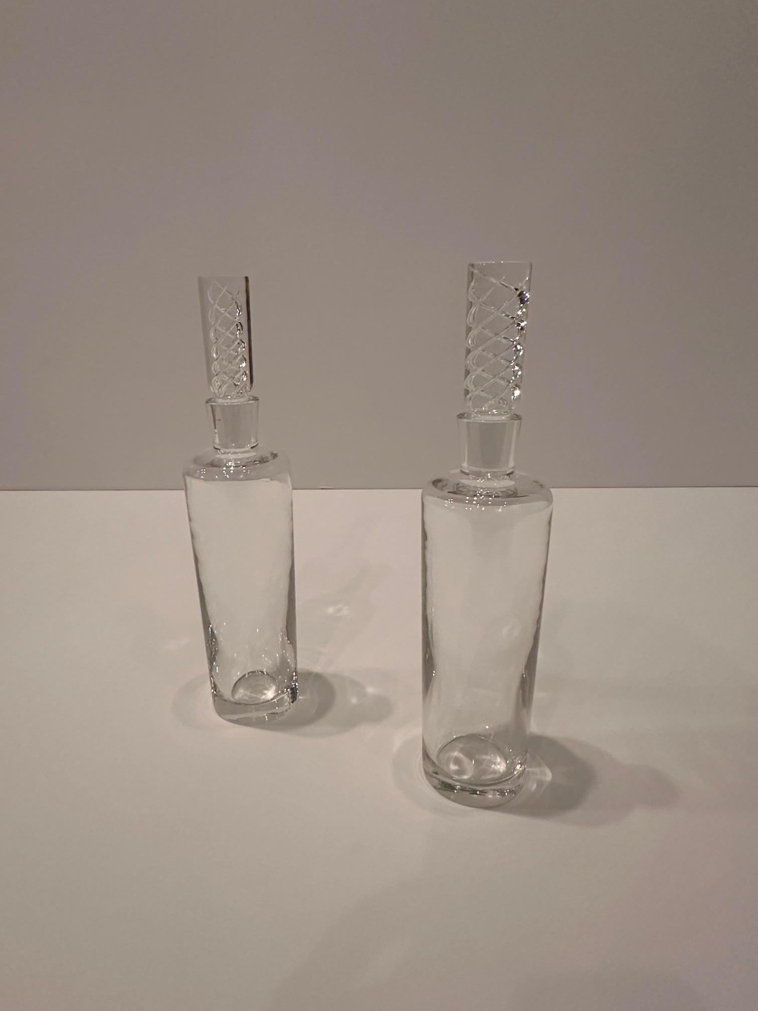 Magnifique paire de carafes en cristal Steuben avec bouchons en vente 1