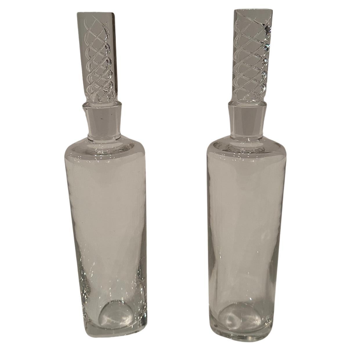 Magnifique paire de carafes en cristal Steuben avec bouchons en vente
