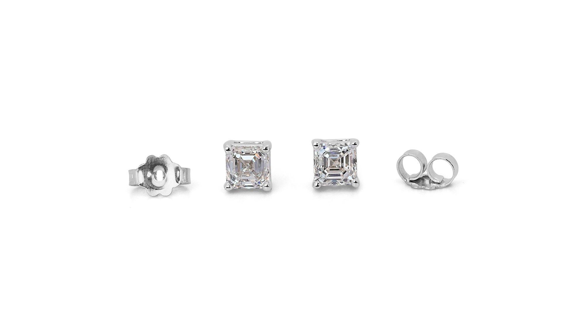 Beautiful pair of stud earrings with a dazzling 1.3 carat Asscher cut diamonds In New Condition In רמת גן, IL