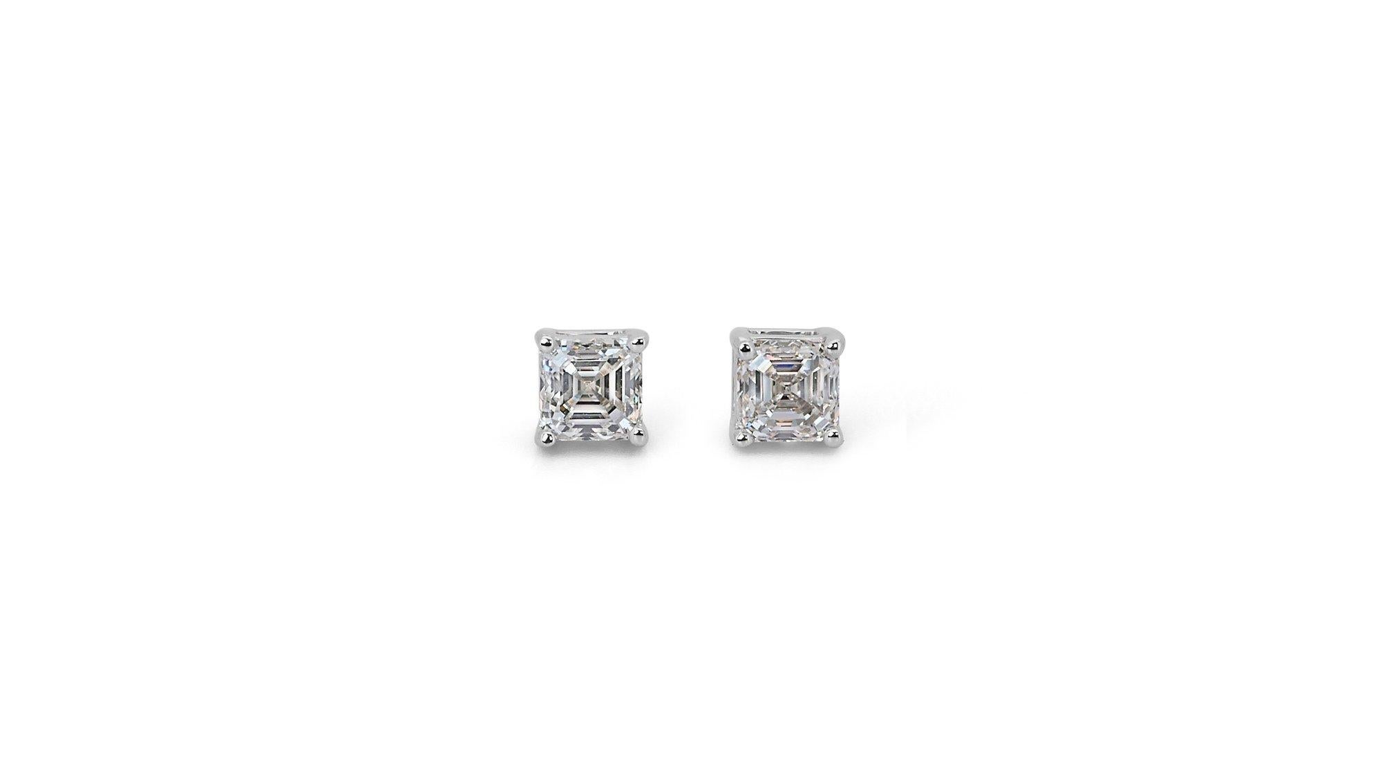 Women's Beautiful pair of stud earrings with a dazzling 1.3 carat Asscher cut diamonds