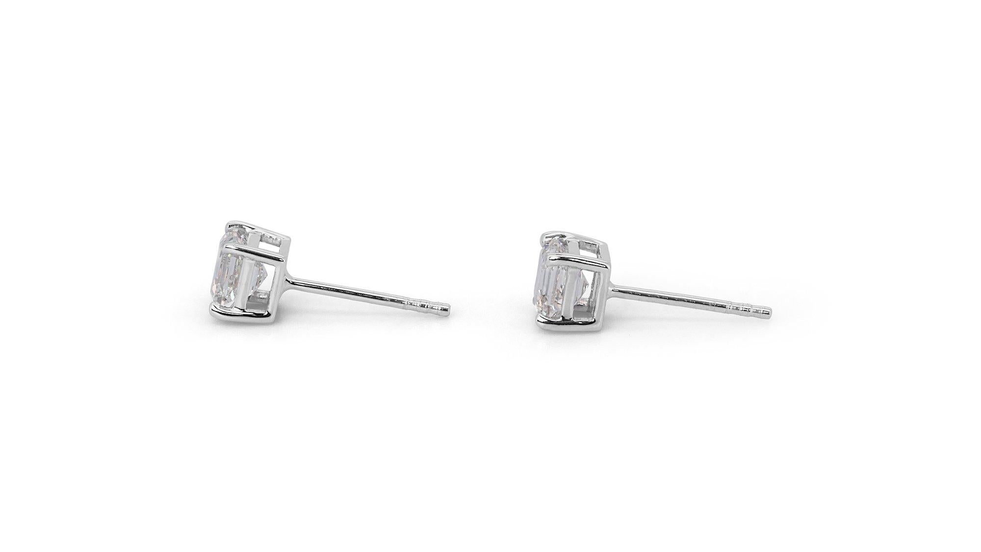 Beautiful pair of stud earrings with a dazzling 1.3 carat Asscher cut diamonds 3