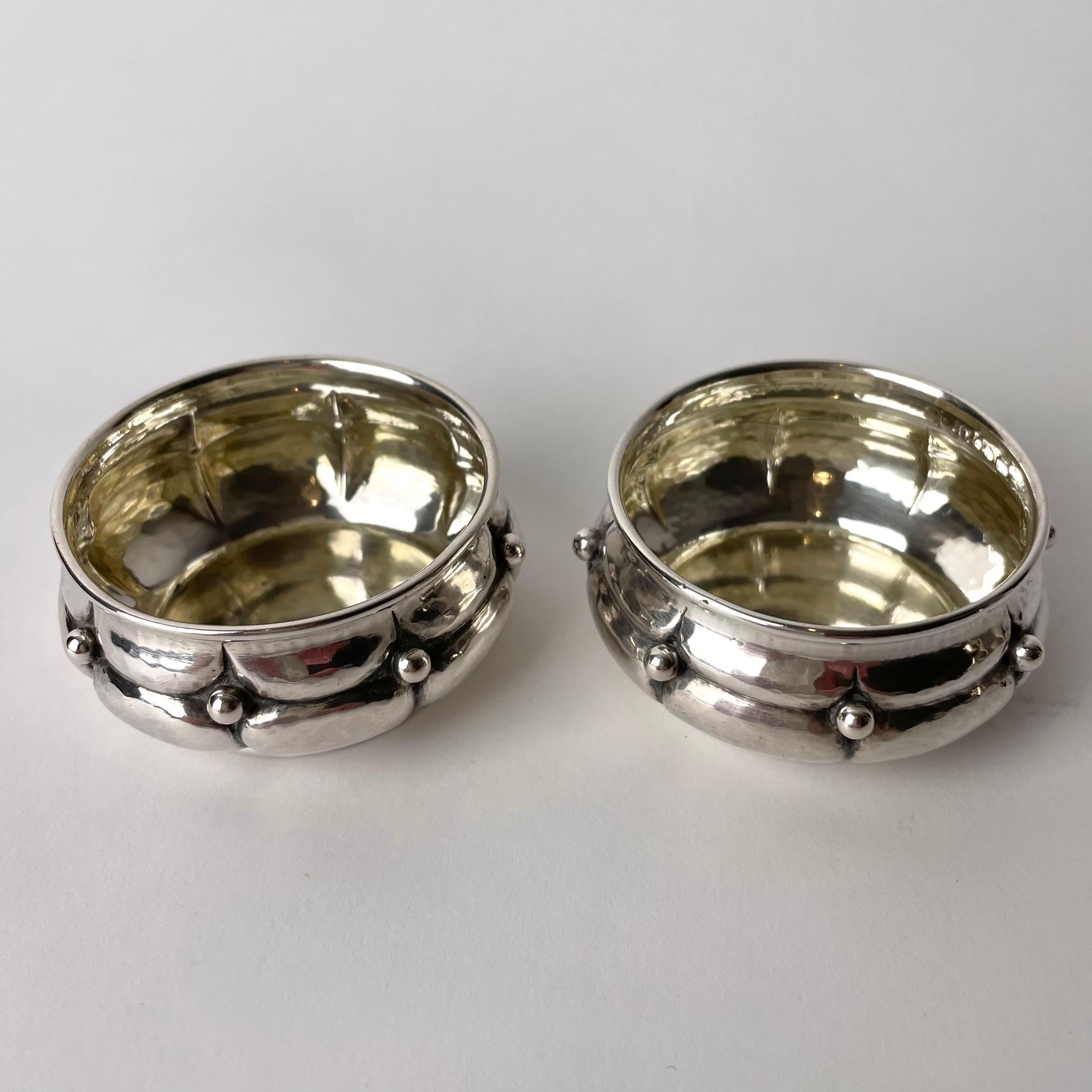 Beautiful pair of Swedish Salt Cellars in Silver from 1922 In Good Condition For Sale In Knivsta, SE