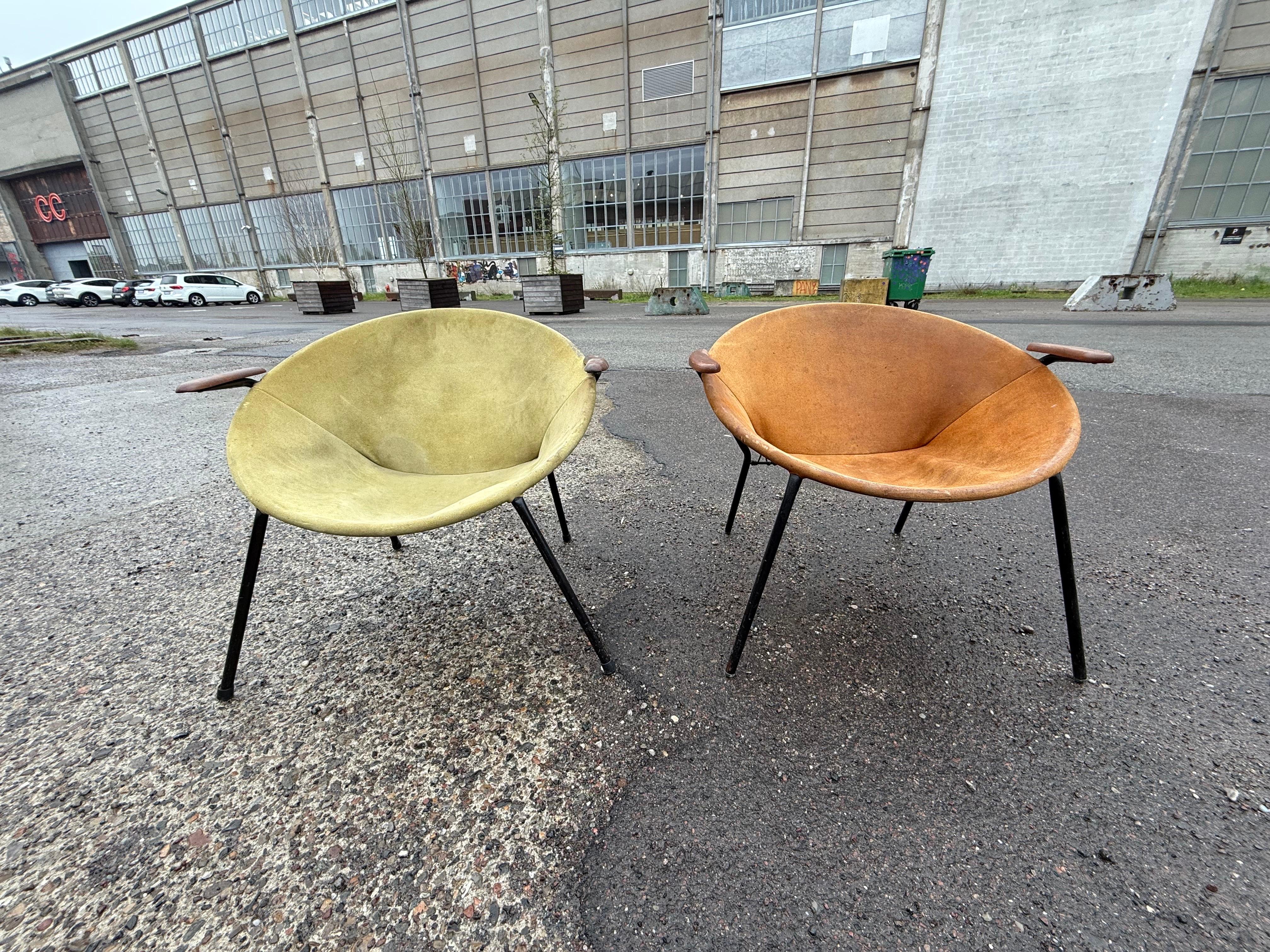 Paire de chaises ballon sculpturales de Hans Olsen pour Lea Design, Danemark, années 1950. Ces sièges emblématiques sont dotés d'un revêtement en daim patiné tendrement tendu sur une coque incurvée caractéristique, reposant sur de minces pieds en