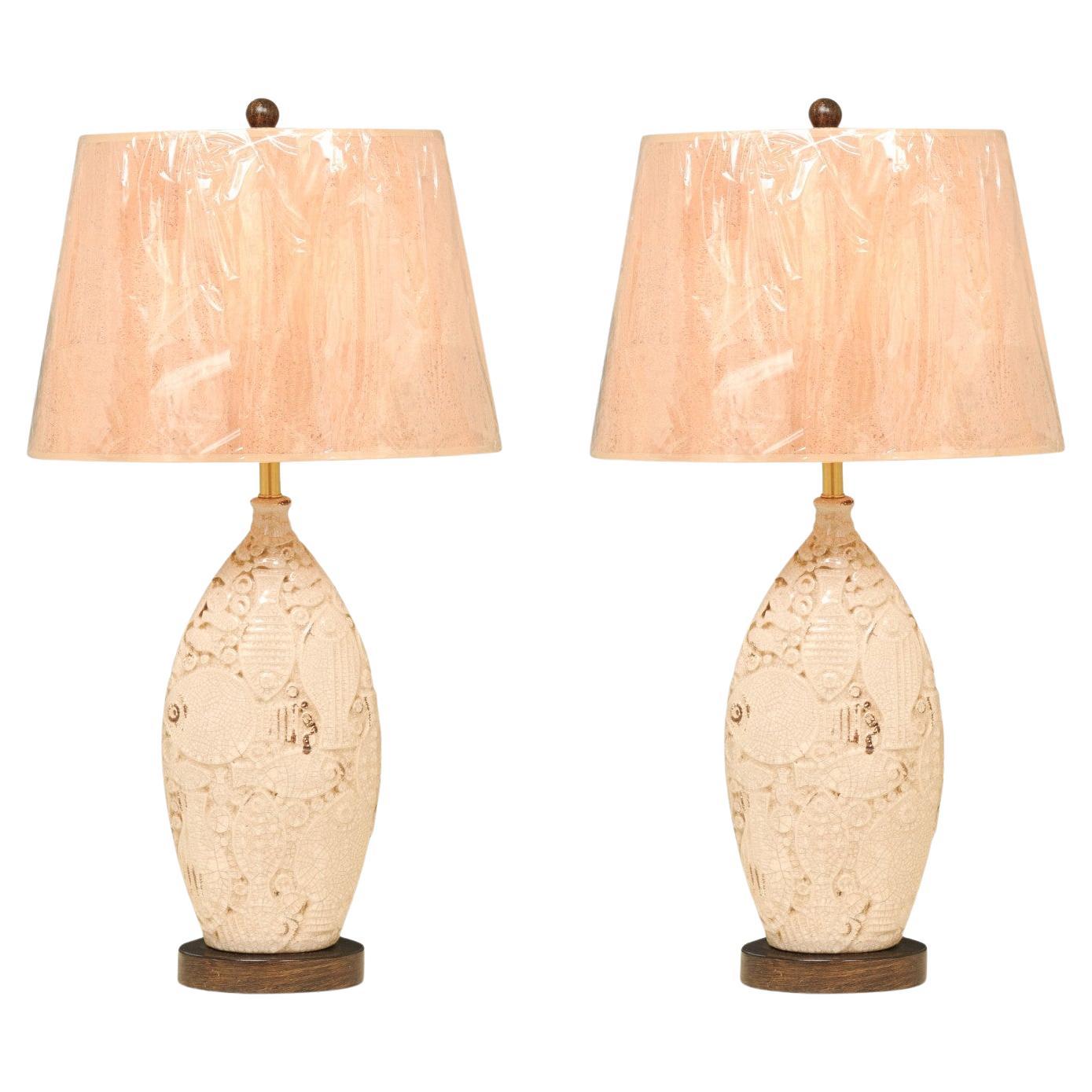 Bellissima coppia di lampade vintage in ceramica con motivo a pesce e paralumi in sughero in vendita