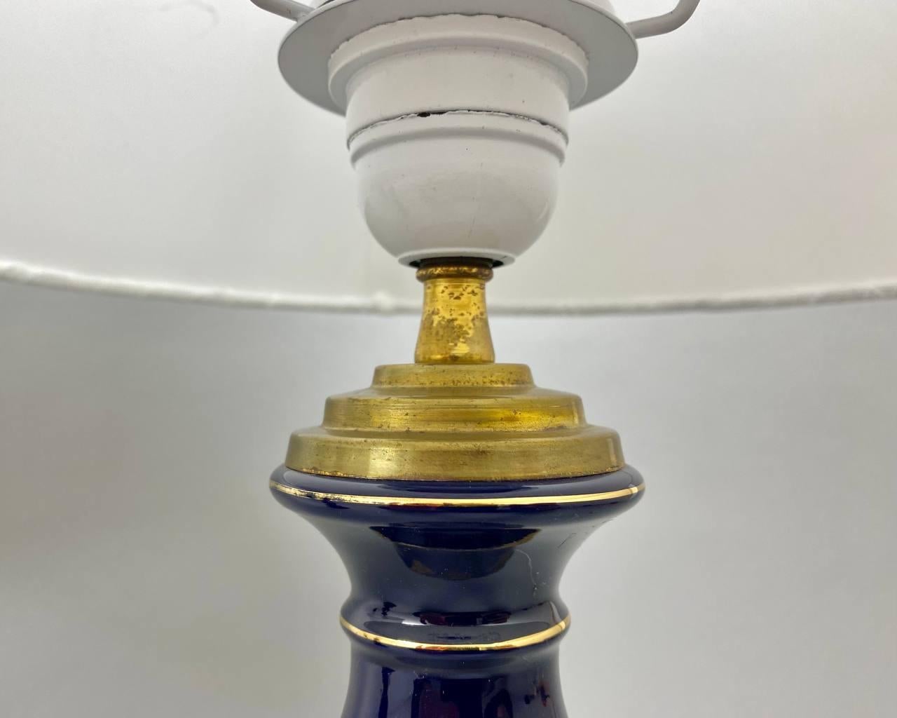 Magnifique paire de lampes de bureau vintage en porcelaine bleu cobalt, ensemble 2 en vente 2