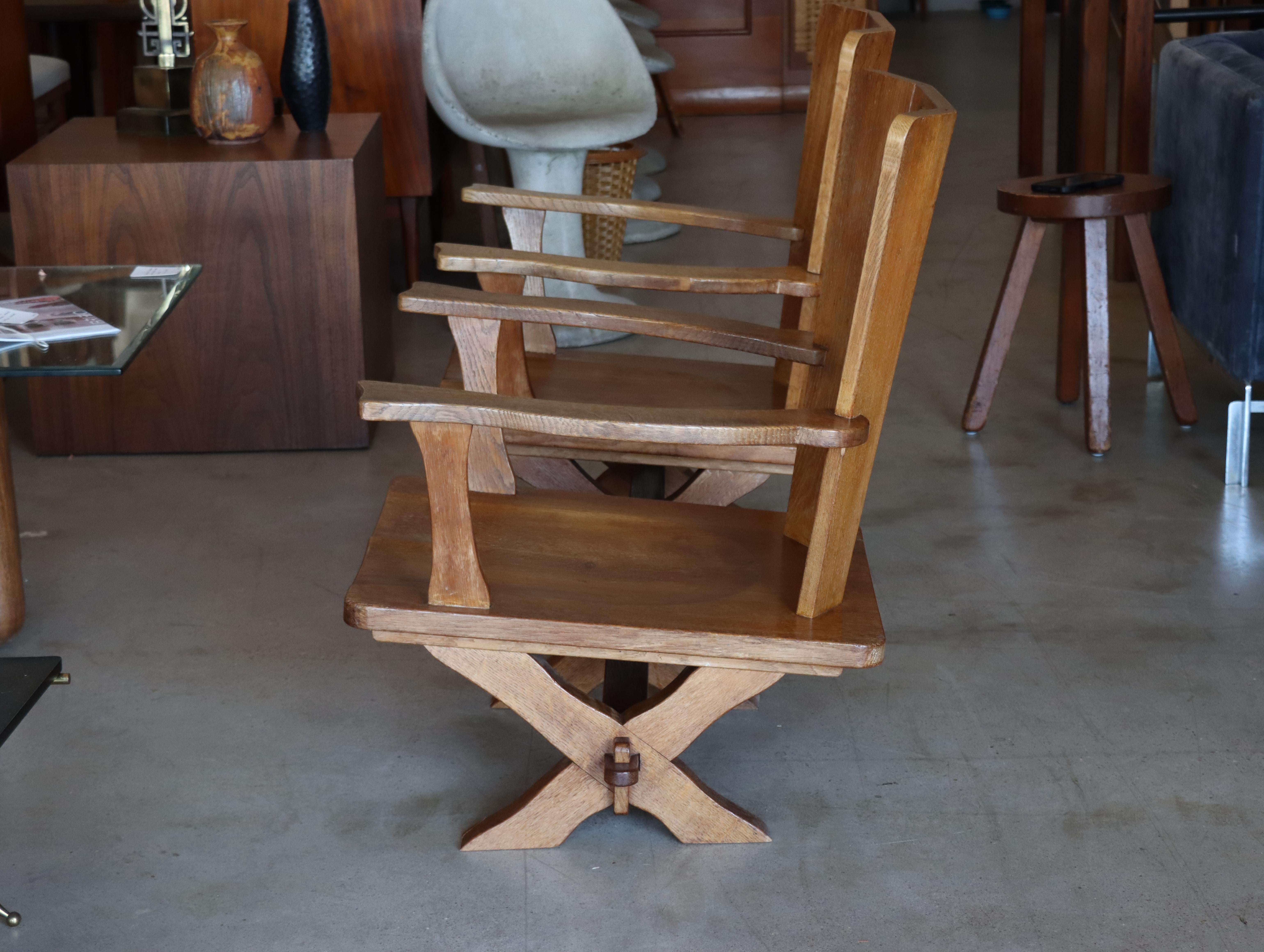 Magnifique paire de fauteuils de salon bas en chêne européen vintage  en vente 8