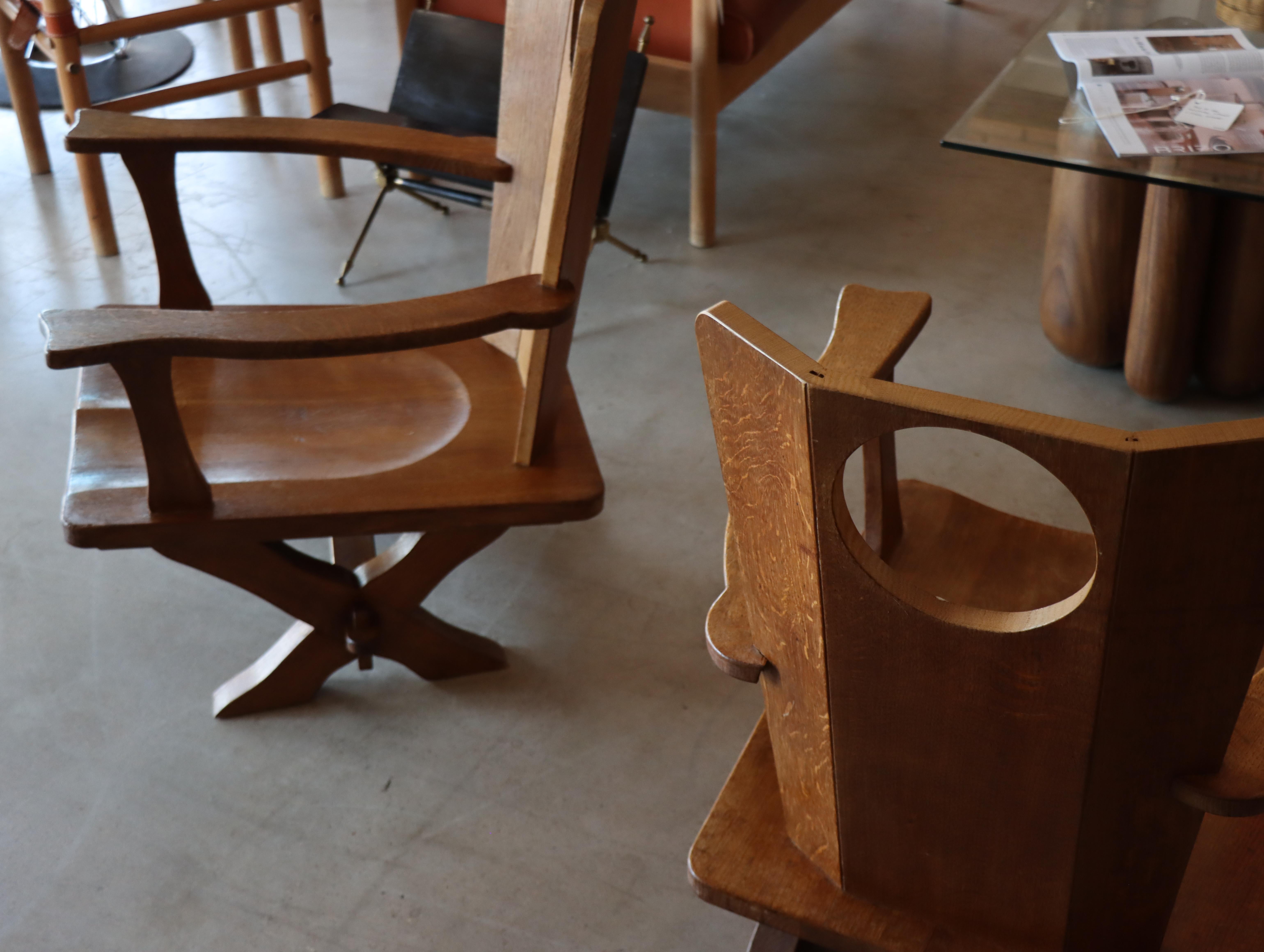Magnifique paire de fauteuils de salon bas en chêne européen vintage  en vente 9
