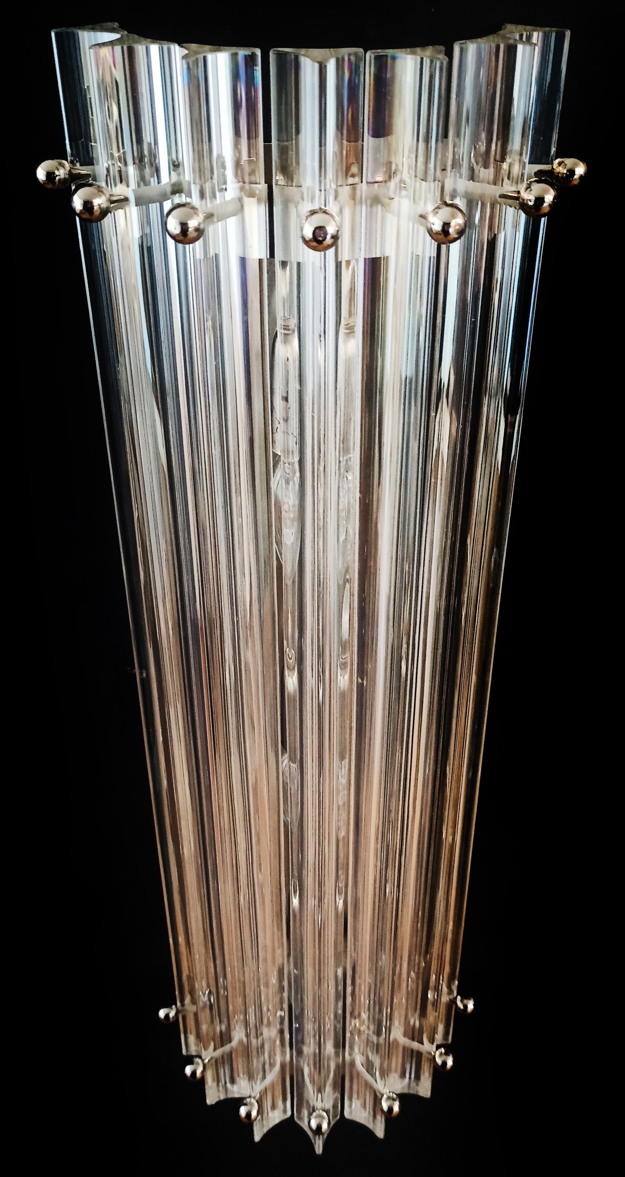 Fantastisches Paar von Vintage Murano Wandleuchte von 7 Murano schillernden Prisma (versuchtri) für jede Anwendung in einem verchromten Metallrahmen gemacht. Die Form dieser Leuchte ist eine Säule. Die Gläser haben die Besonderheit, eine Vielzahl
