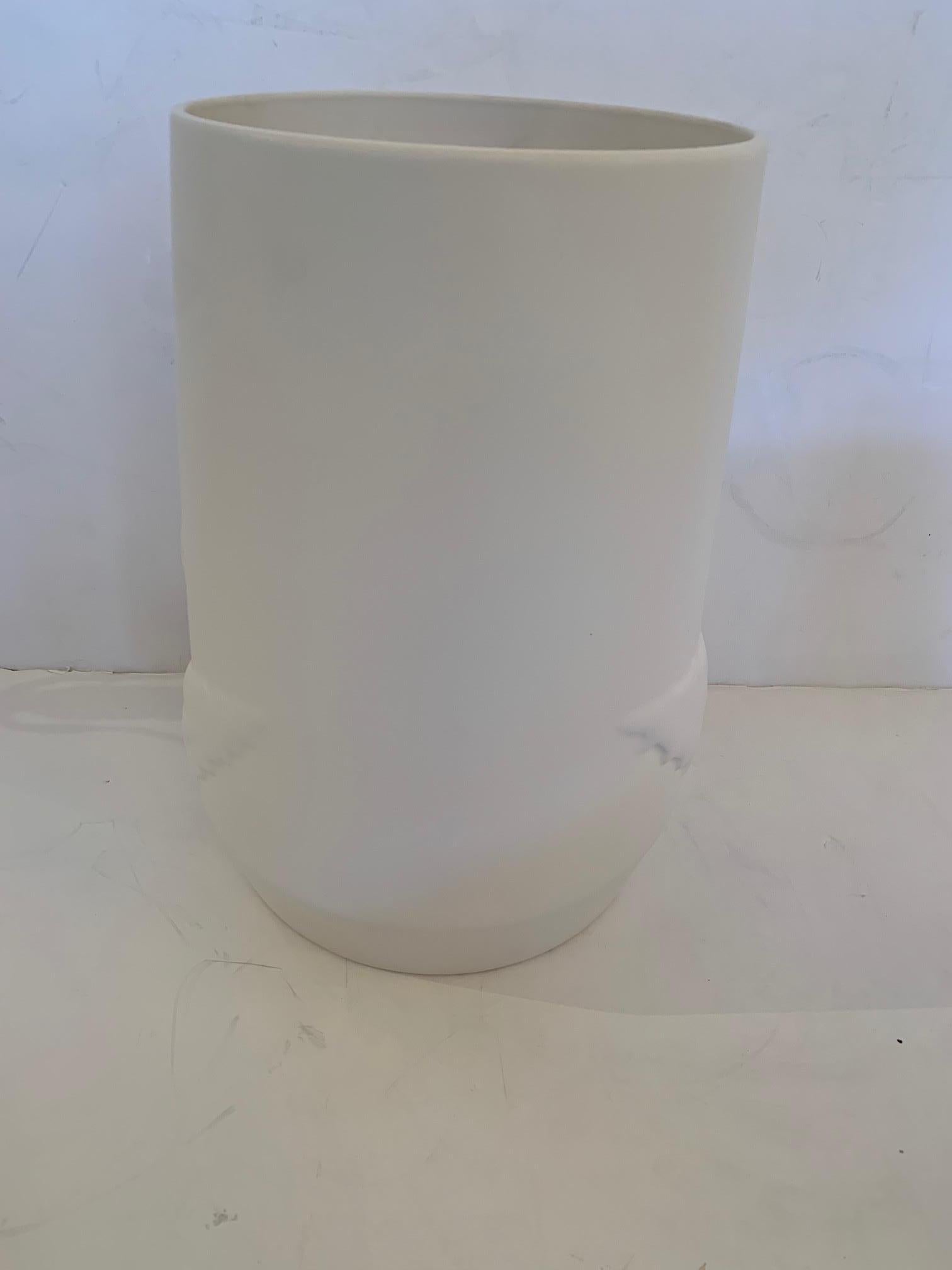 Zwei schöne weiße Keramik-Pflanzgefäße oder Vasen im Angebot 5