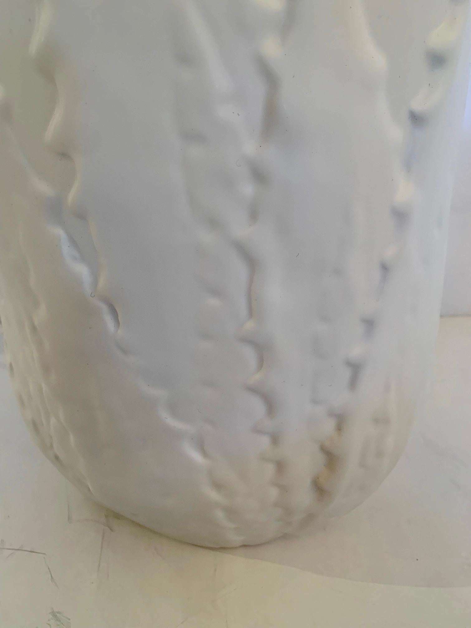 Zwei schöne weiße Keramik Pflanzgefäße mit erhöhten stilisierten Blatt Dekoration, eine große 15 