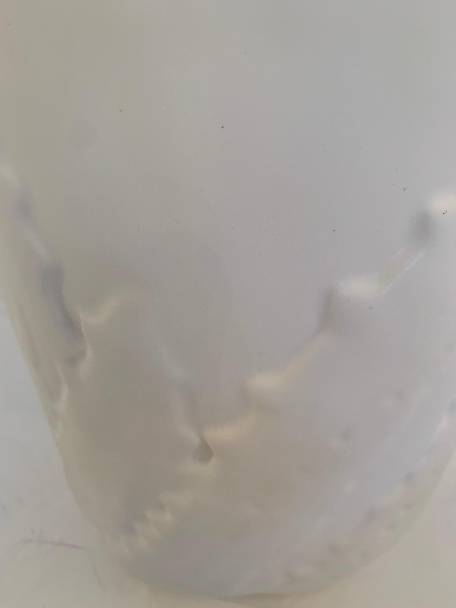 Zwei schöne weiße Keramik-Pflanzgefäße oder Vasen (amerikanisch) im Angebot