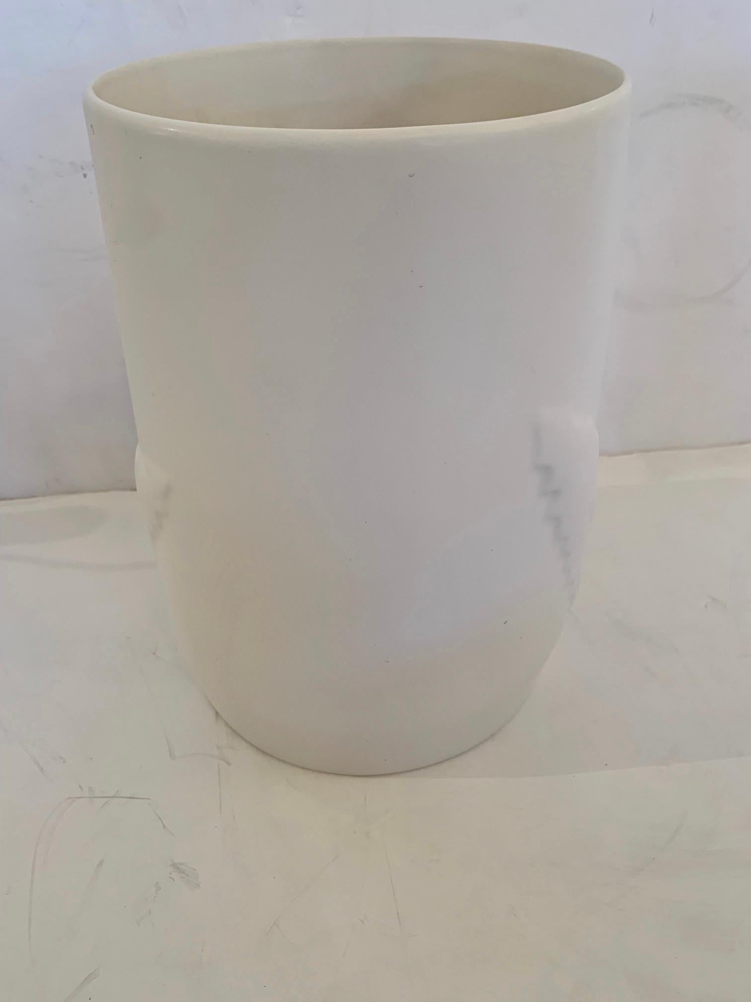 Magnifique paire de jardinières ou vases en céramique blanche Bon état - En vente à Hopewell, NJ