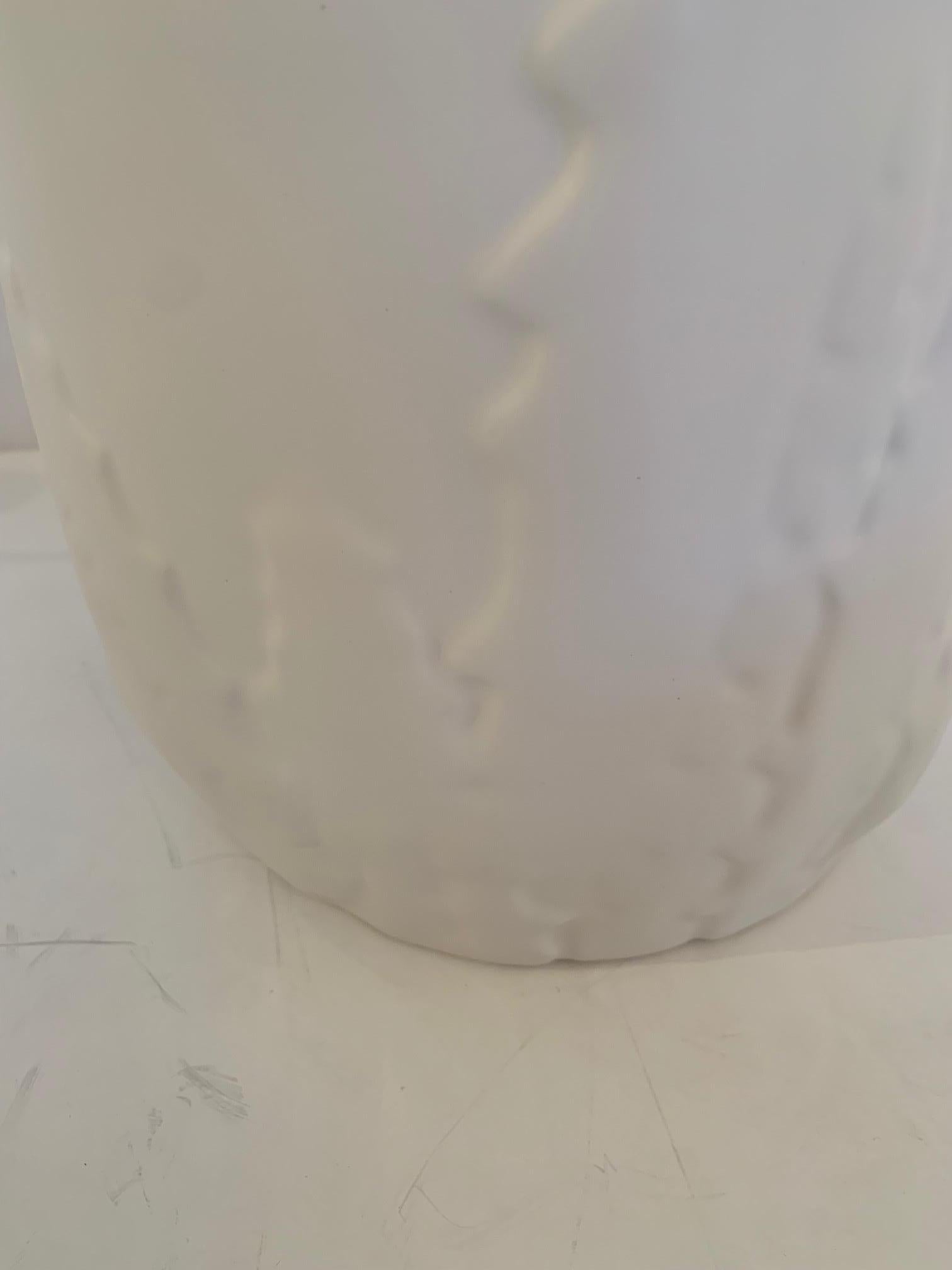 Zwei schöne weiße Keramik-Pflanzgefäße oder Vasen im Angebot 1