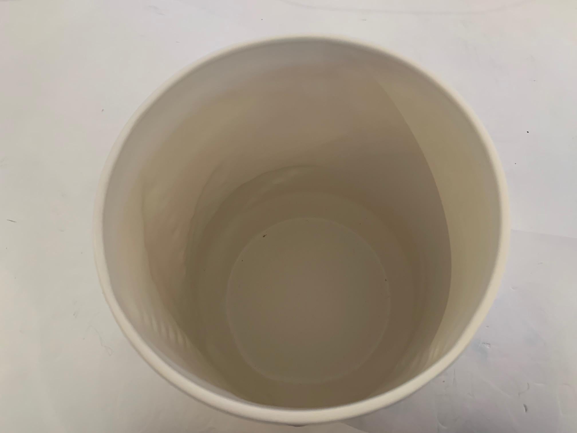 Zwei schöne weiße Keramik-Pflanzgefäße oder Vasen im Angebot 4