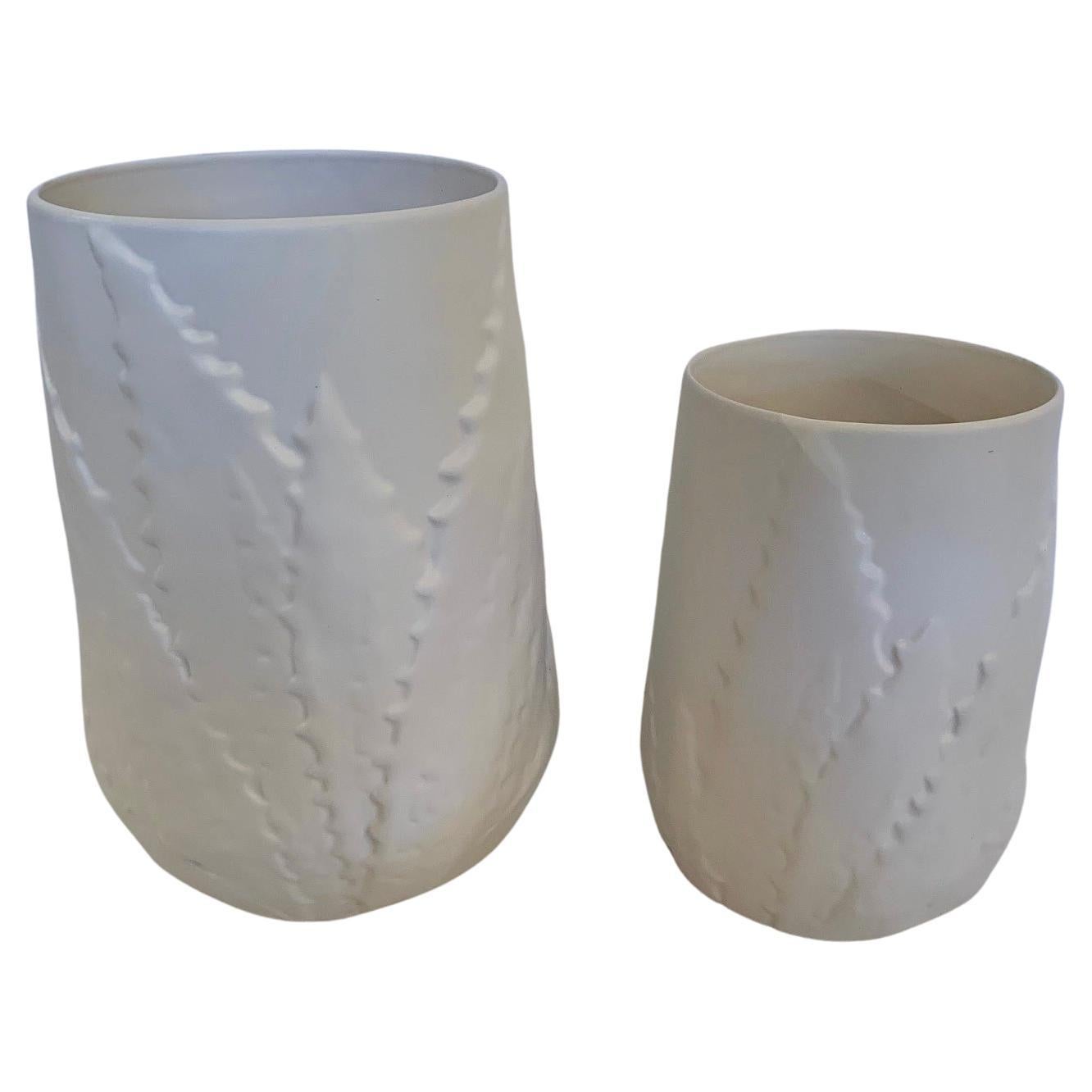 Zwei schöne weiße Keramik-Pflanzgefäße oder Vasen im Angebot