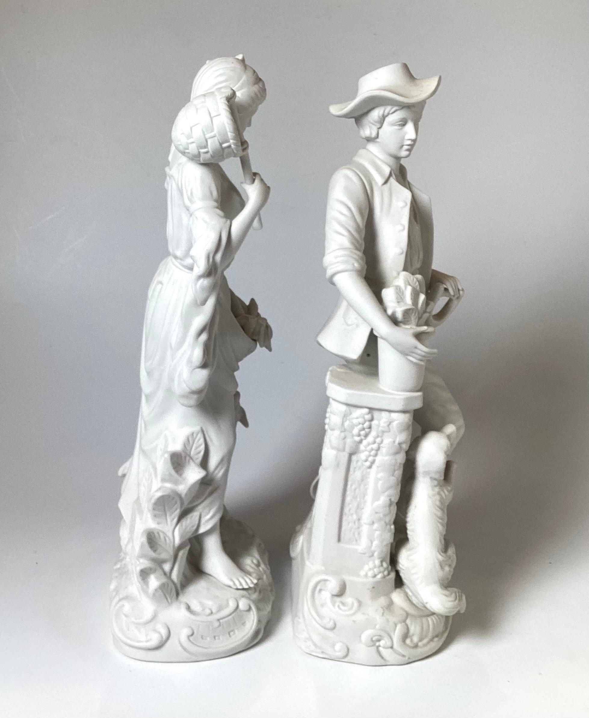 Schönes Paar Parianische Figuren aus weißem Porzellan im Angebot 1