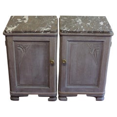 Magnifique paire d'armoires de chevet en pin peint avec dessus en marbre