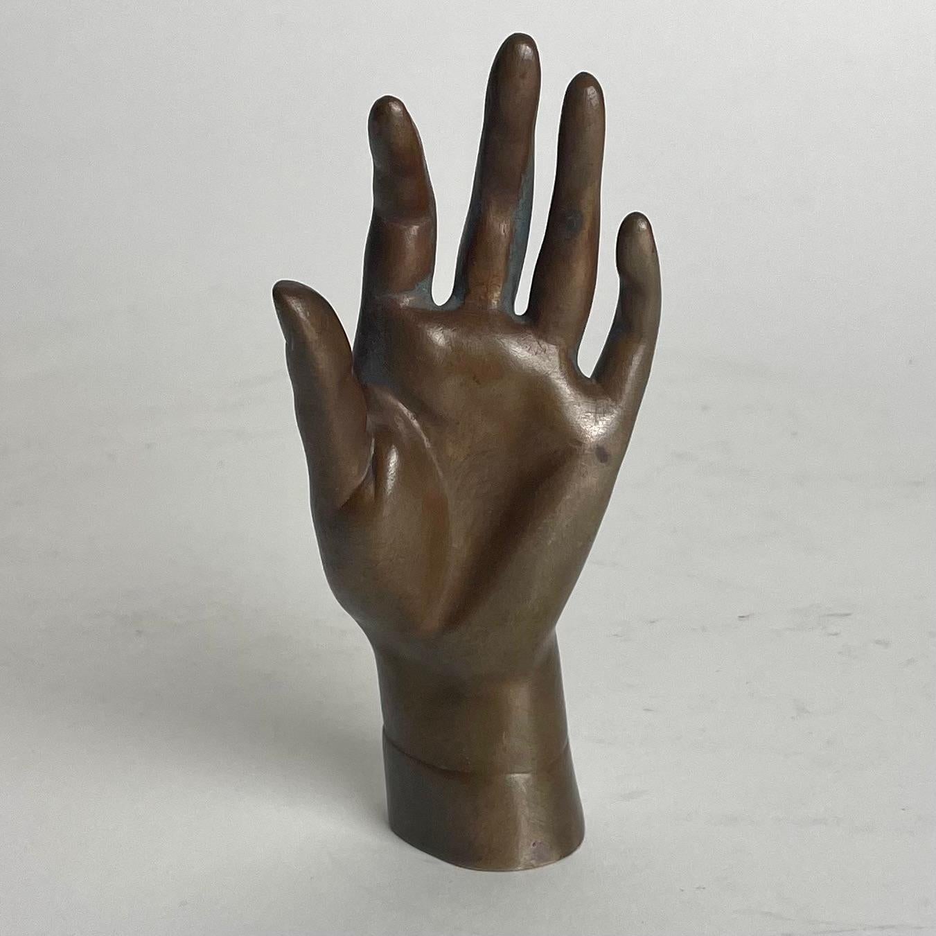Un ancien et magnifique presse-papier en bronze du célèbre artiste français Ferdinand Barbedienne (1810-1892). Cette pièce est une représentation minutieuse de la main gauche de Maria Pavlovna Romanova, grande duchesse de Russie (1786-1859), figure