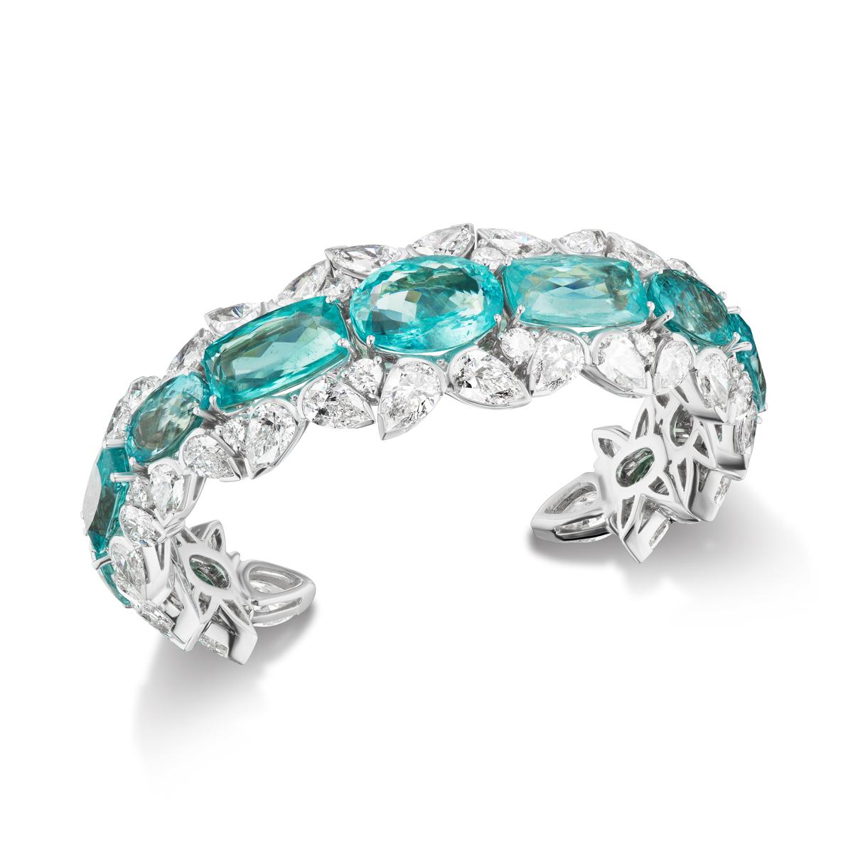 BEAUTIFUL PARAIBA AND DIAMOND BRACELET BY RAYAZTAKAT
A gorgeous Neon Blue Mozambique Paraiba Tourmaline gets the sweetheart treatment with a simple diamond setting. Pariba is certified by GIA Lab.
 
Item:	# 03695
Setting:	18K W
Lab:	GIA
Color