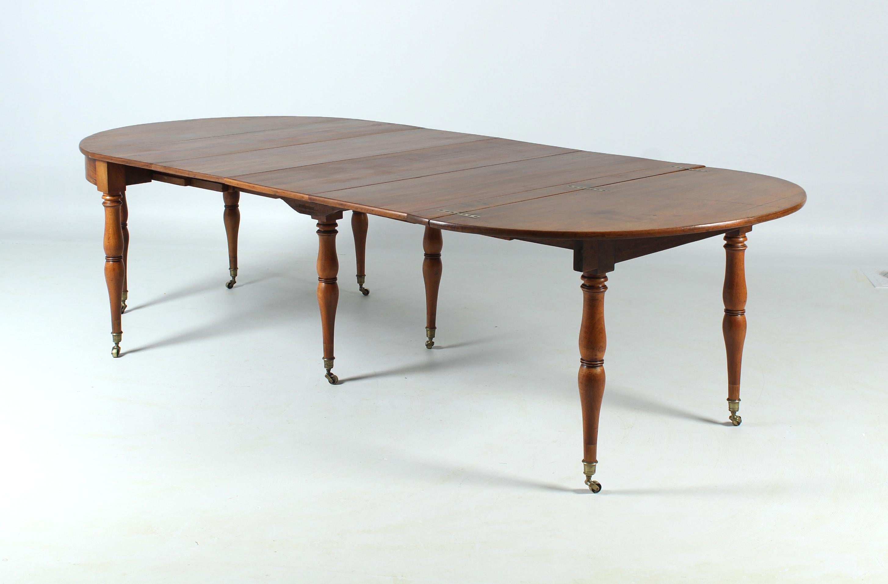 Large antique dining table, walnut with patina, round and extendable

France
Walnut
around 1860

Dimensions: H x W x L: 76 x 129 x 62 cm - extendable to 284 cm

Description:
Quite exceptional antique solid walnut dining table with quite