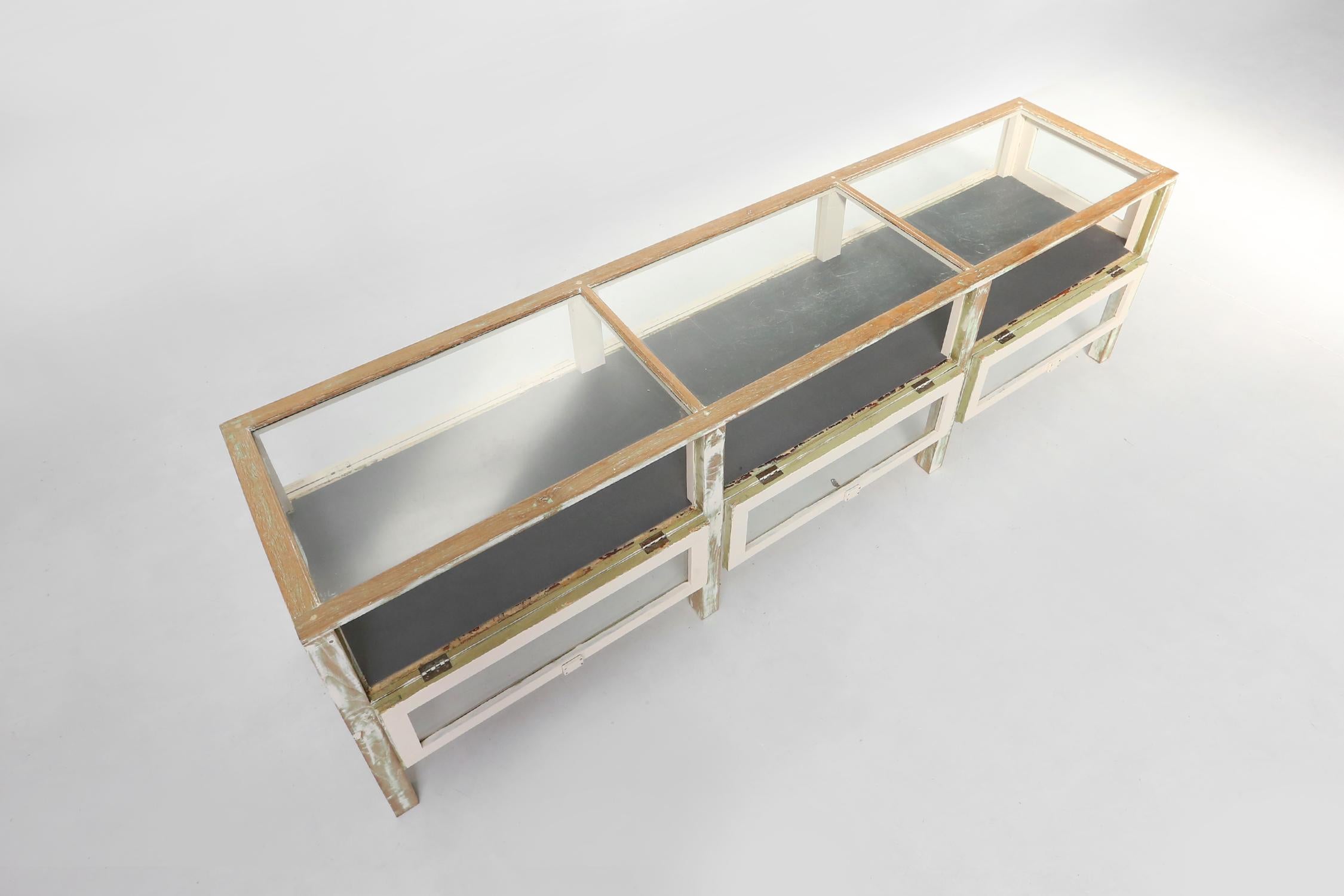 Magnifique grande vitrine rustique en chêne patiné, France ca. 1900 en vente 7