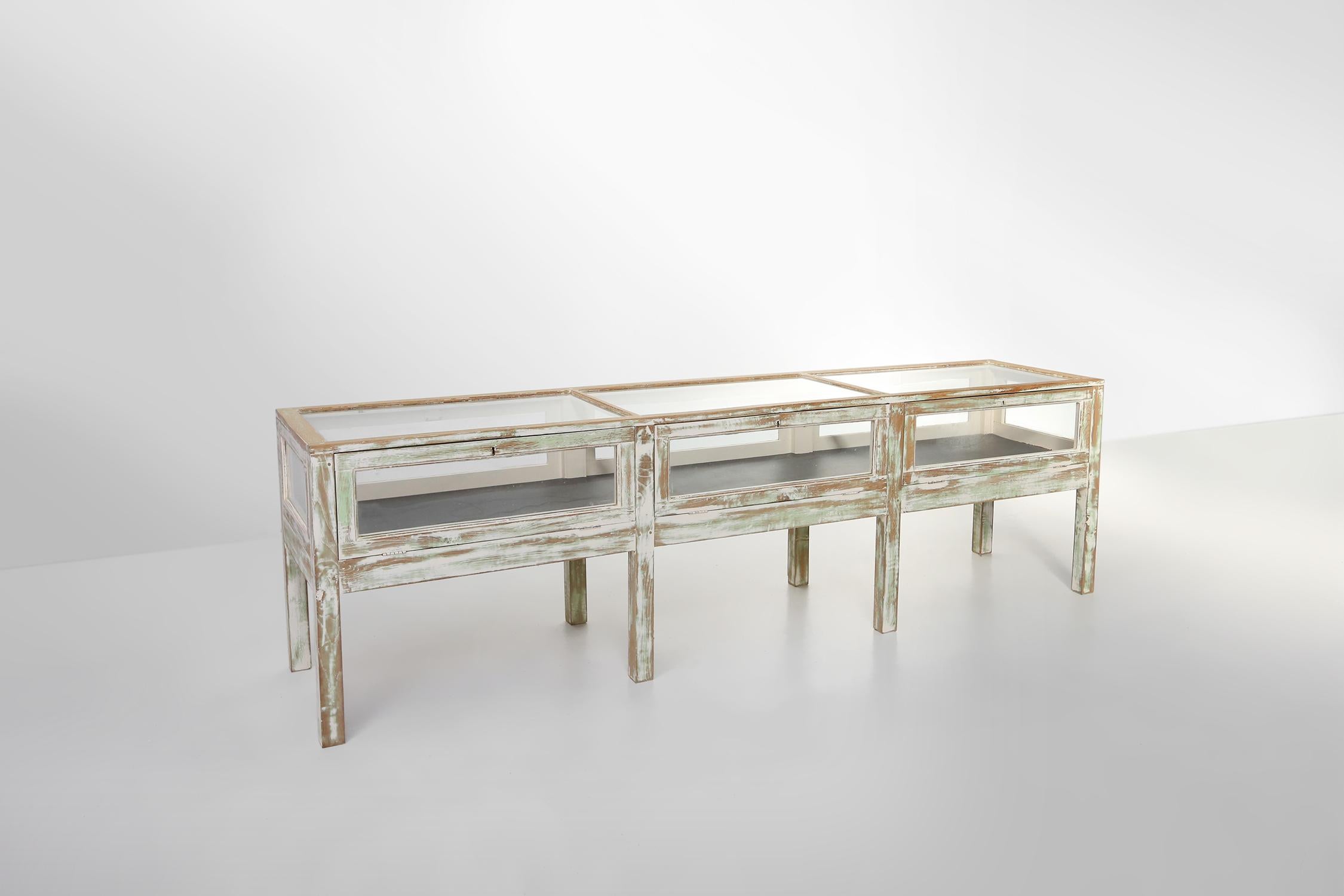 Mid-Century Modern Magnifique grande vitrine rustique en chêne patiné, France ca. 1900 en vente