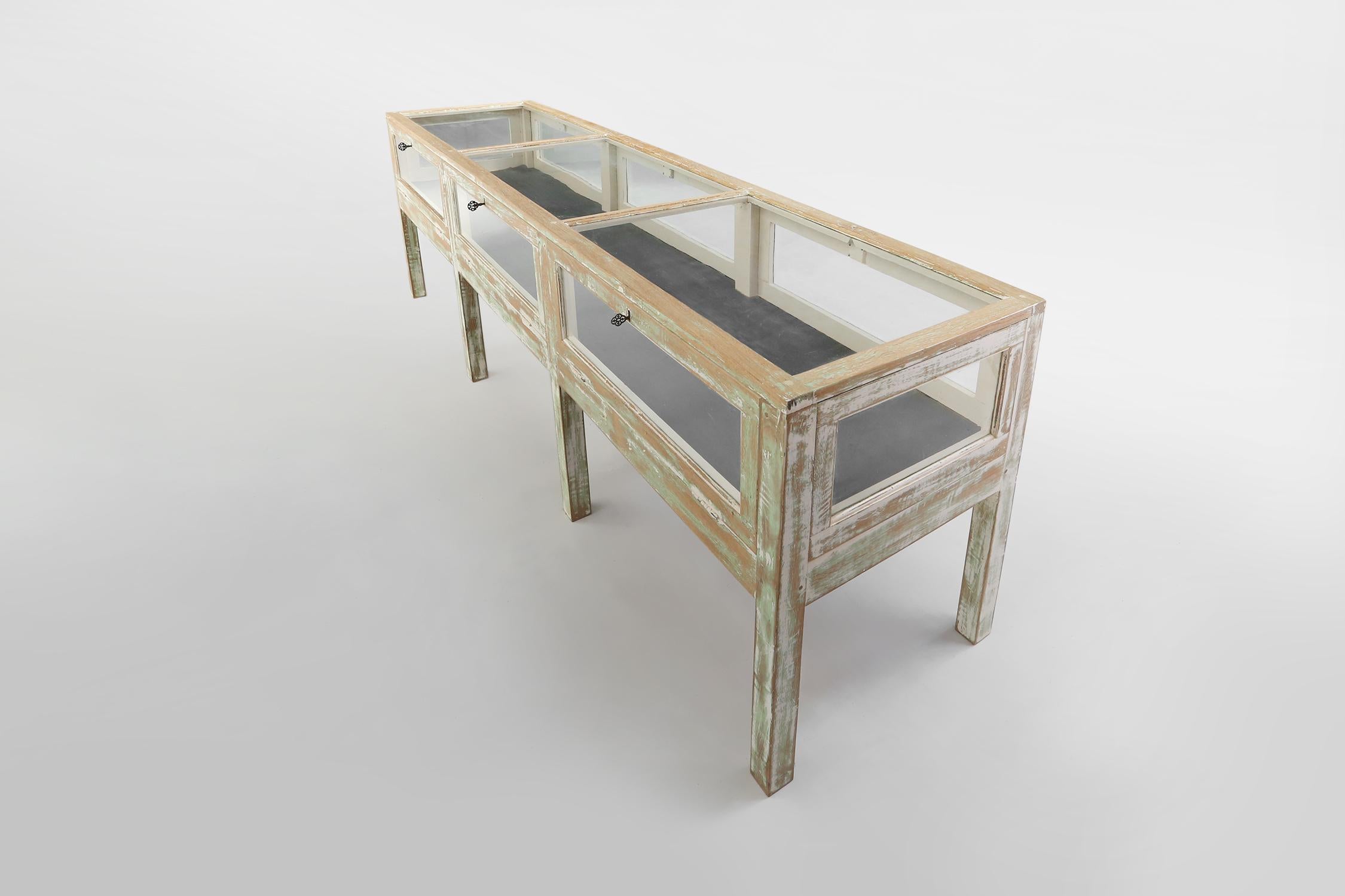 Français Magnifique grande vitrine rustique en chêne patiné, France ca. 1900 en vente