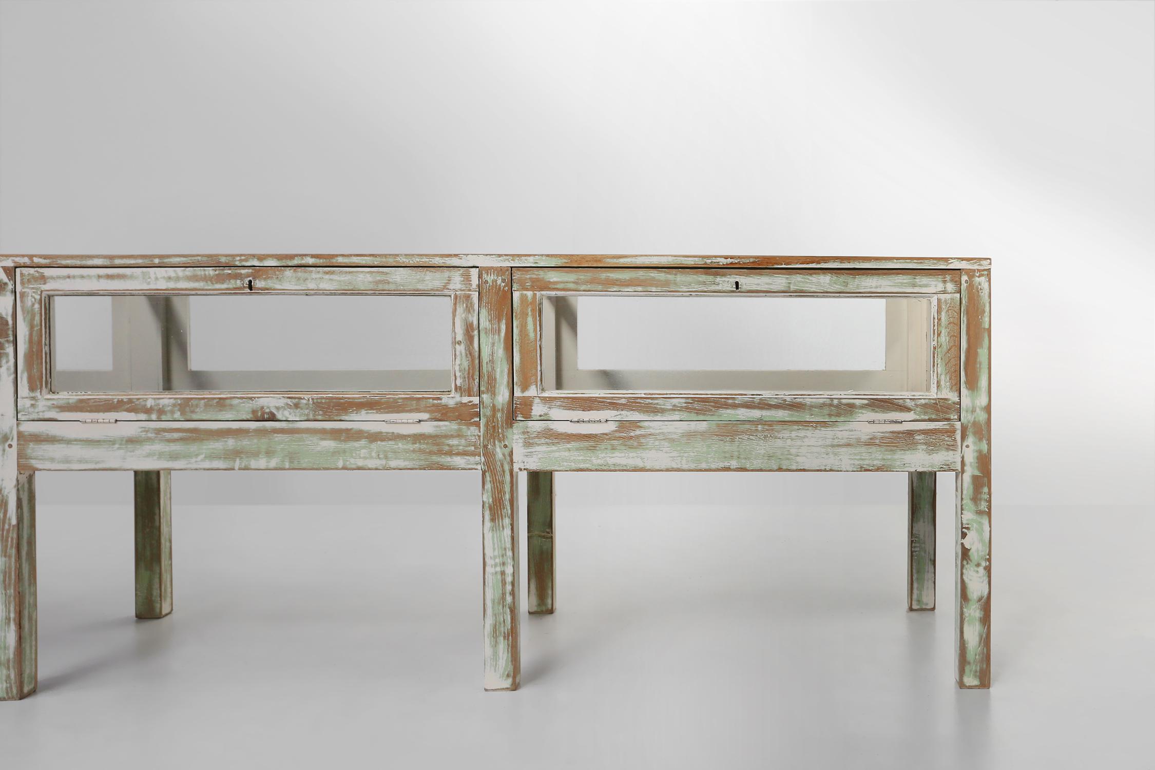 Peint Magnifique grande vitrine rustique en chêne patiné, France ca. 1900 en vente