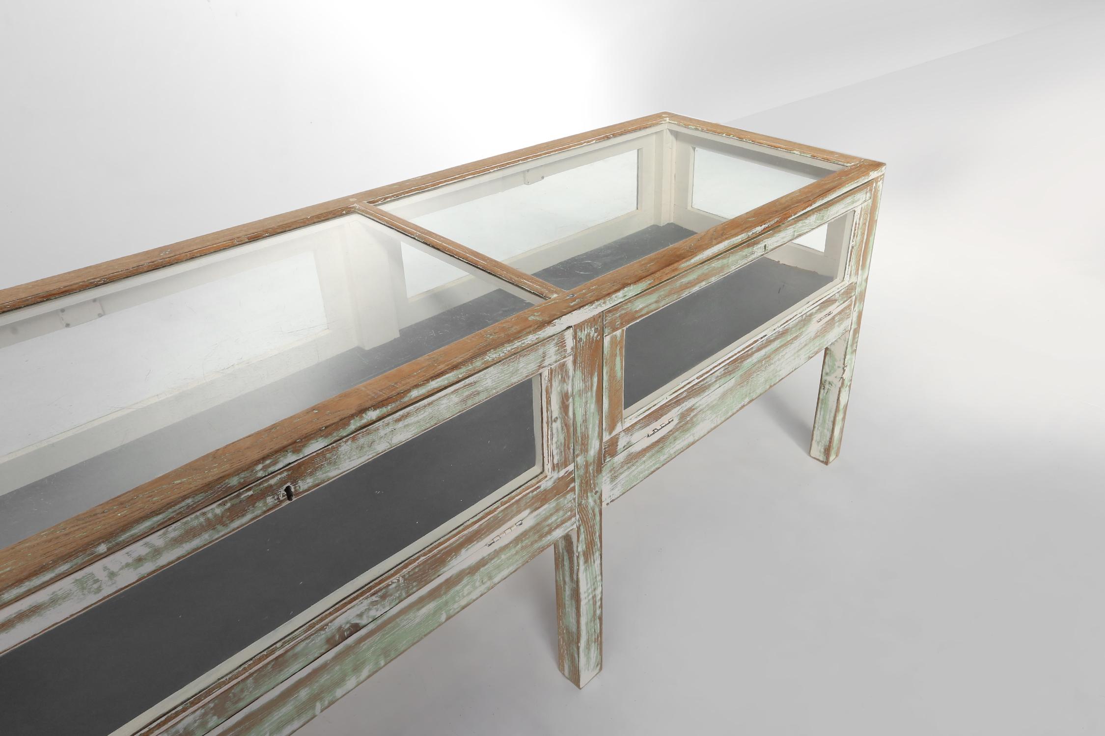 Magnifique grande vitrine rustique en chêne patiné, France ca. 1900 Bon état - En vente à Meulebeke, BE