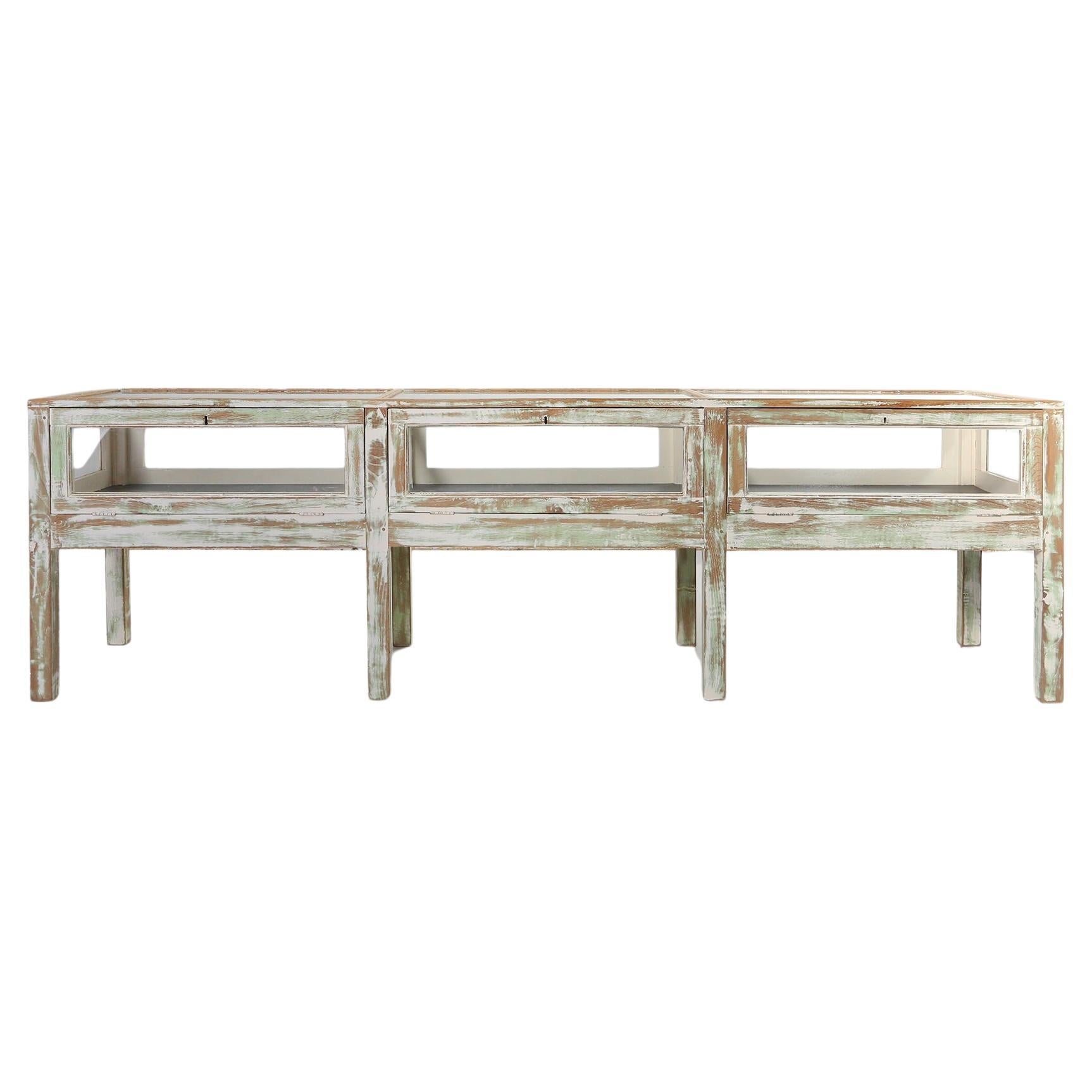 Magnifique grande vitrine rustique en chêne patiné, France ca. 1900 en vente