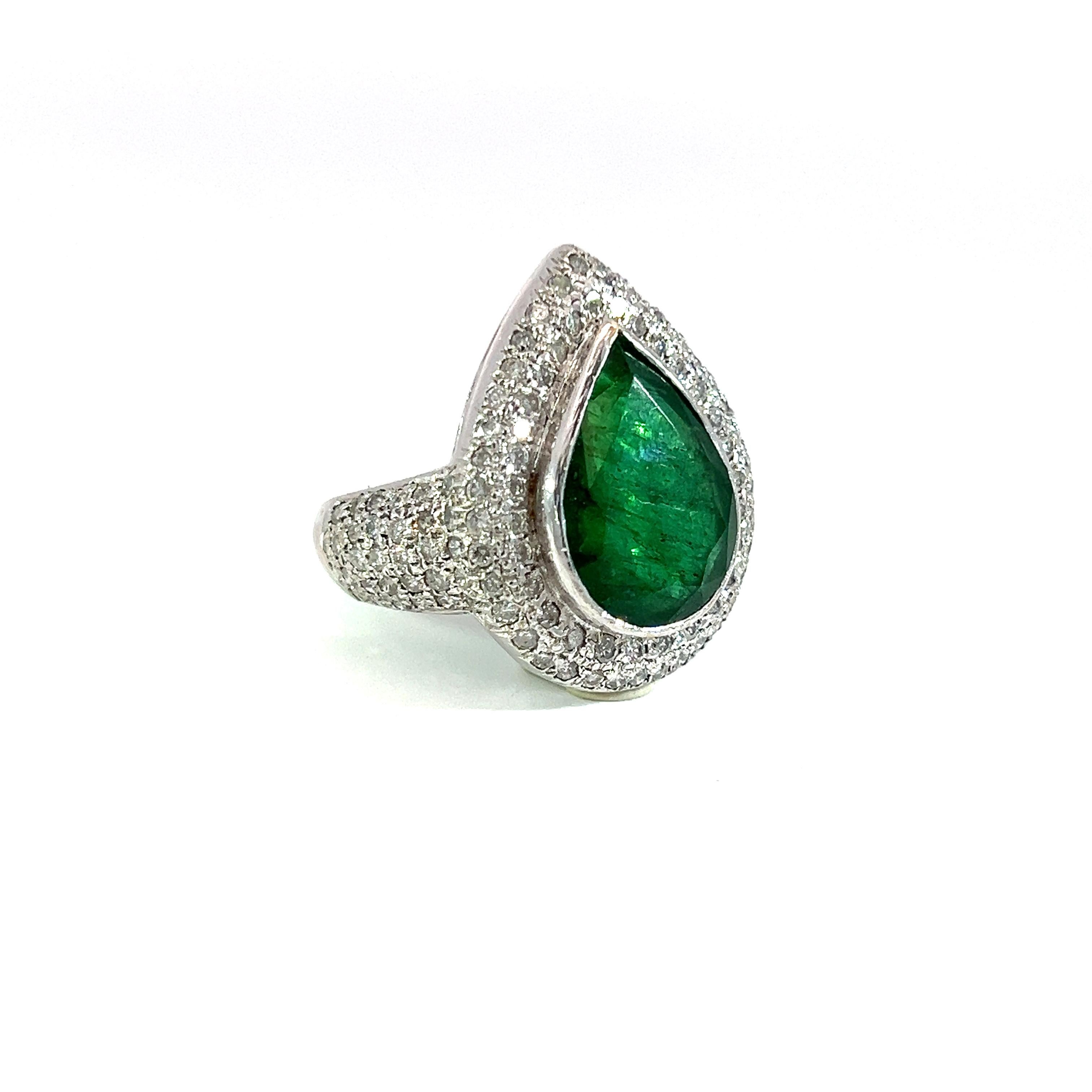 Dieser exquisite Ring zeigt einen atemberaubenden birnenförmigen Smaragd von 7,50 Karat, umgeben von einem Halo aus funkelnden Diamanten von 1,65 Karat. Das aufwendige Design und die luxuriösen Materialien machen sie zum perfekten Accessoire für