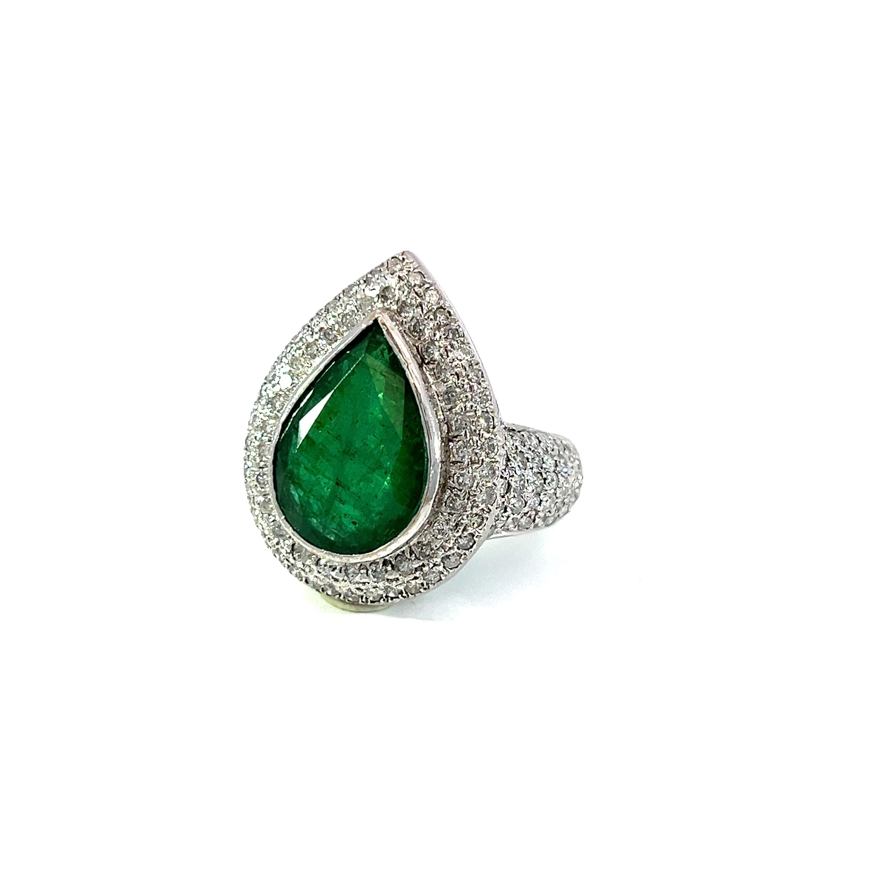 Schöner birnenförmiger Ring mit natürlichem Smaragd und Diamanten (Gemischter Schliff) im Angebot
