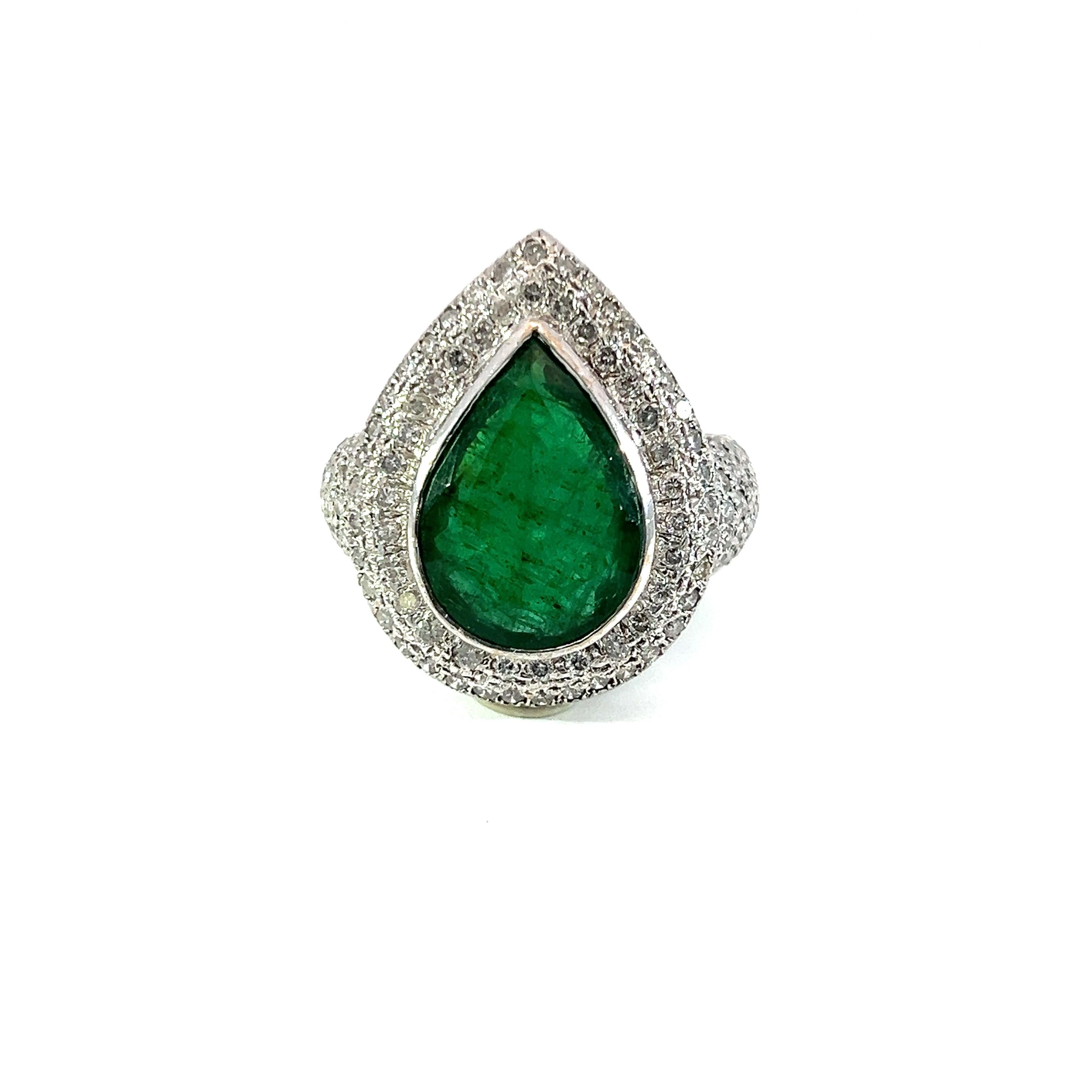 Schöner birnenförmiger Ring mit natürlichem Smaragd und Diamanten im Zustand „Neu“ im Angebot in New York, NY