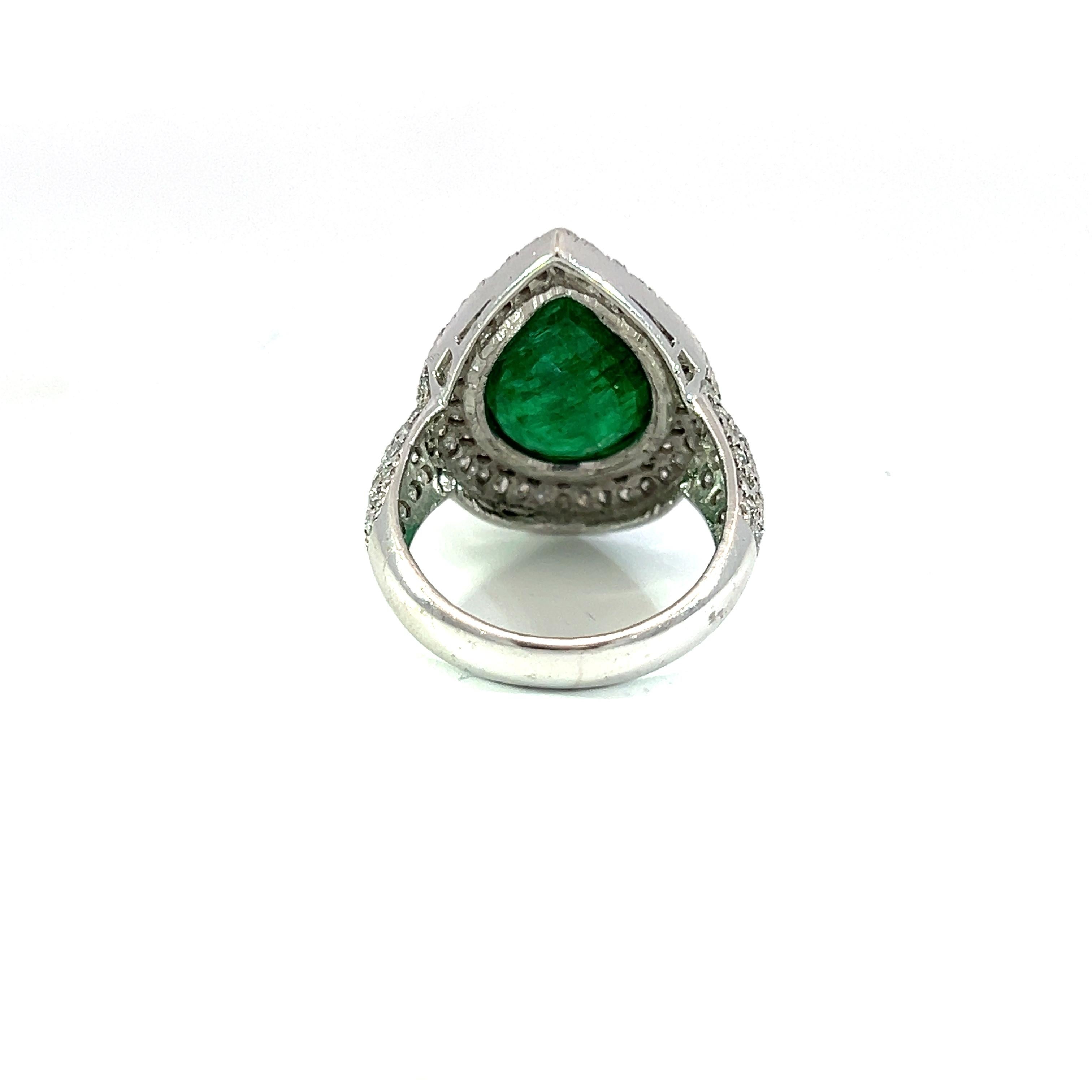 Schöner birnenförmiger Ring mit natürlichem Smaragd und Diamanten Damen im Angebot